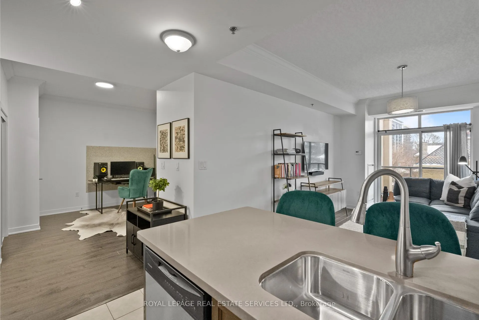 90 Charlton Avenue W, #304