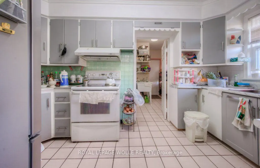 230 Highland Road W