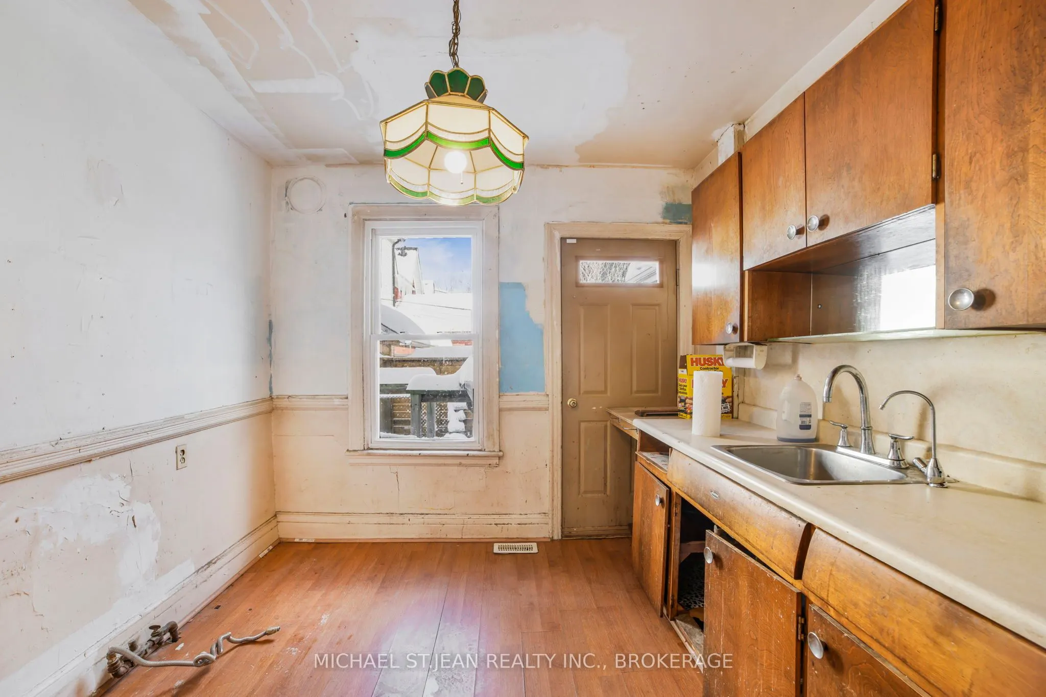 32 Picton Street W