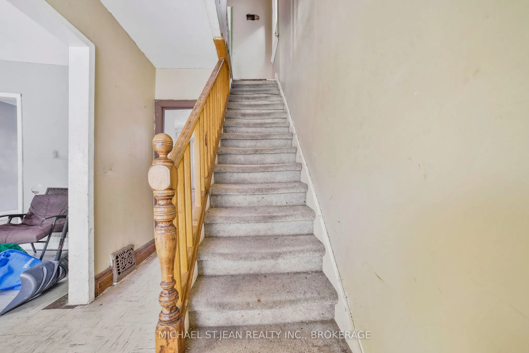 32 Picton Street W