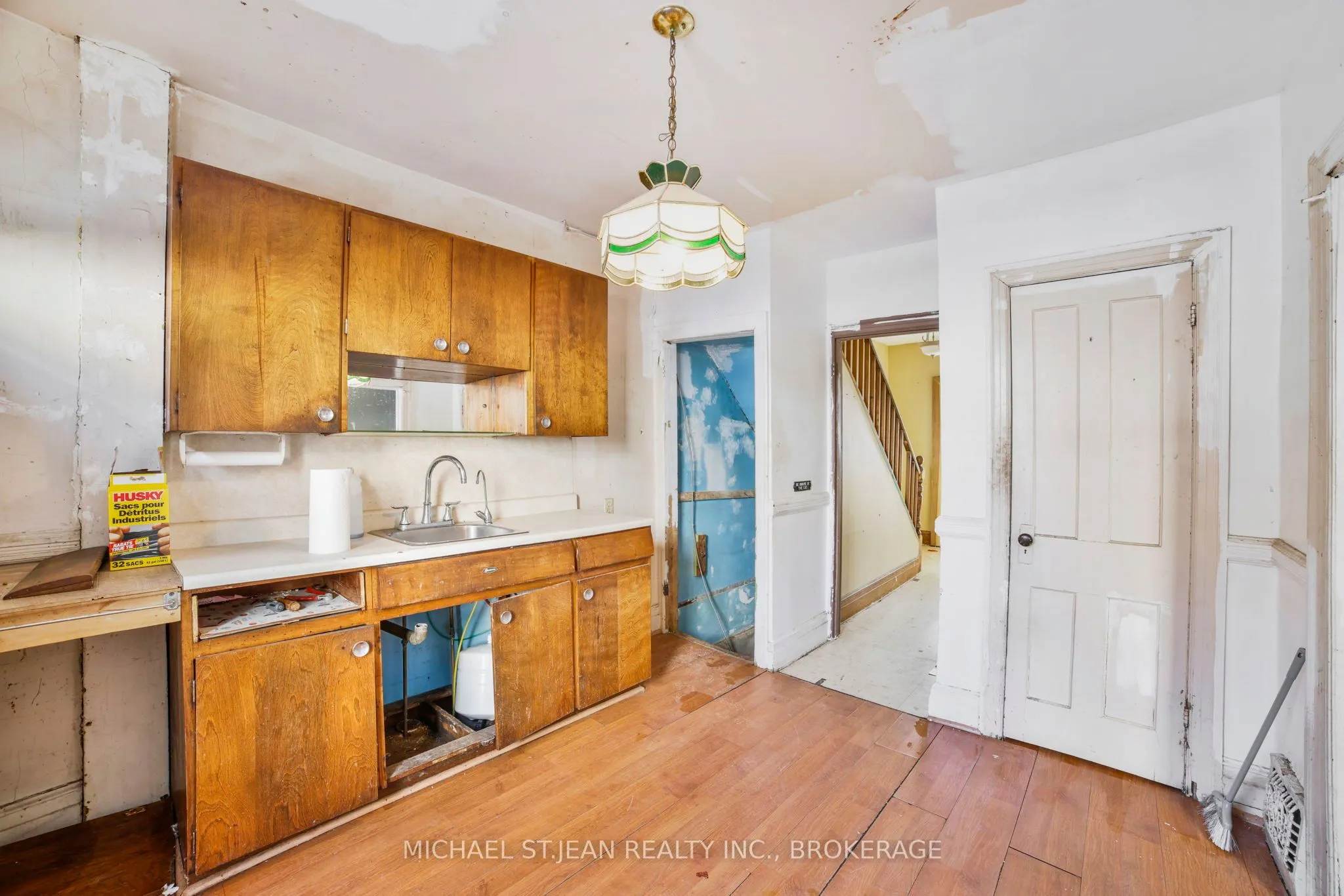 32 Picton Street W
