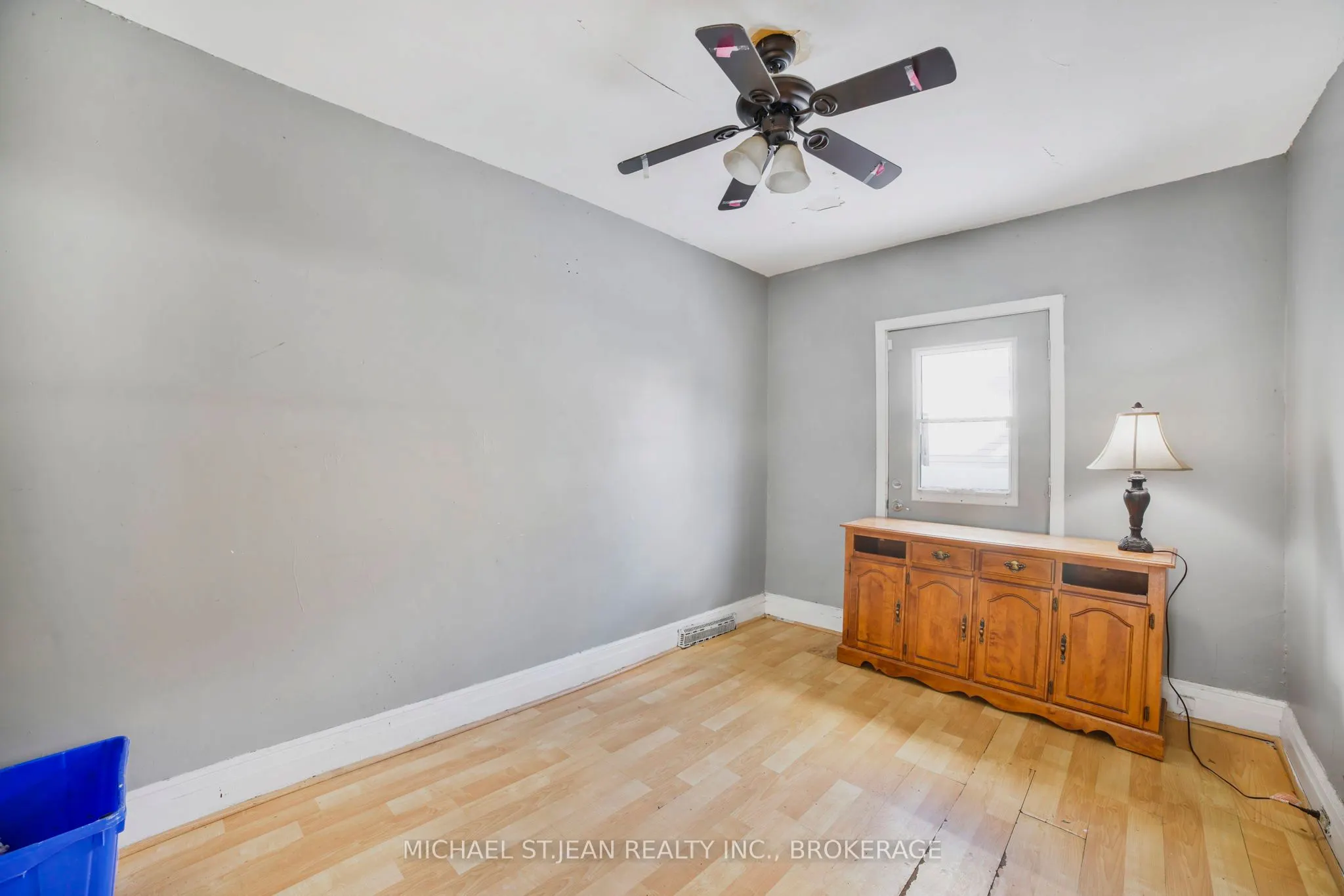 32 Picton Street W