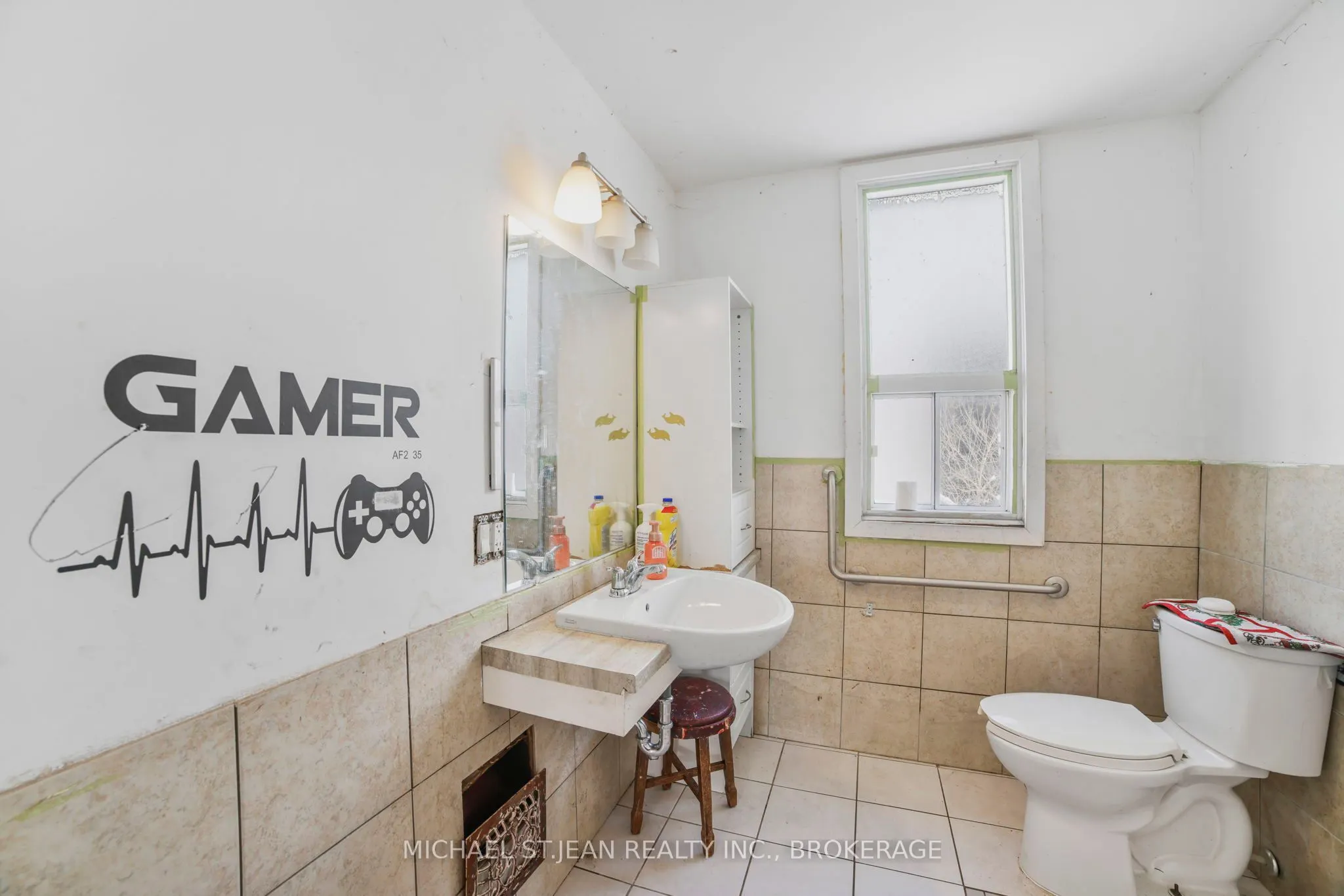 32 Picton Street W