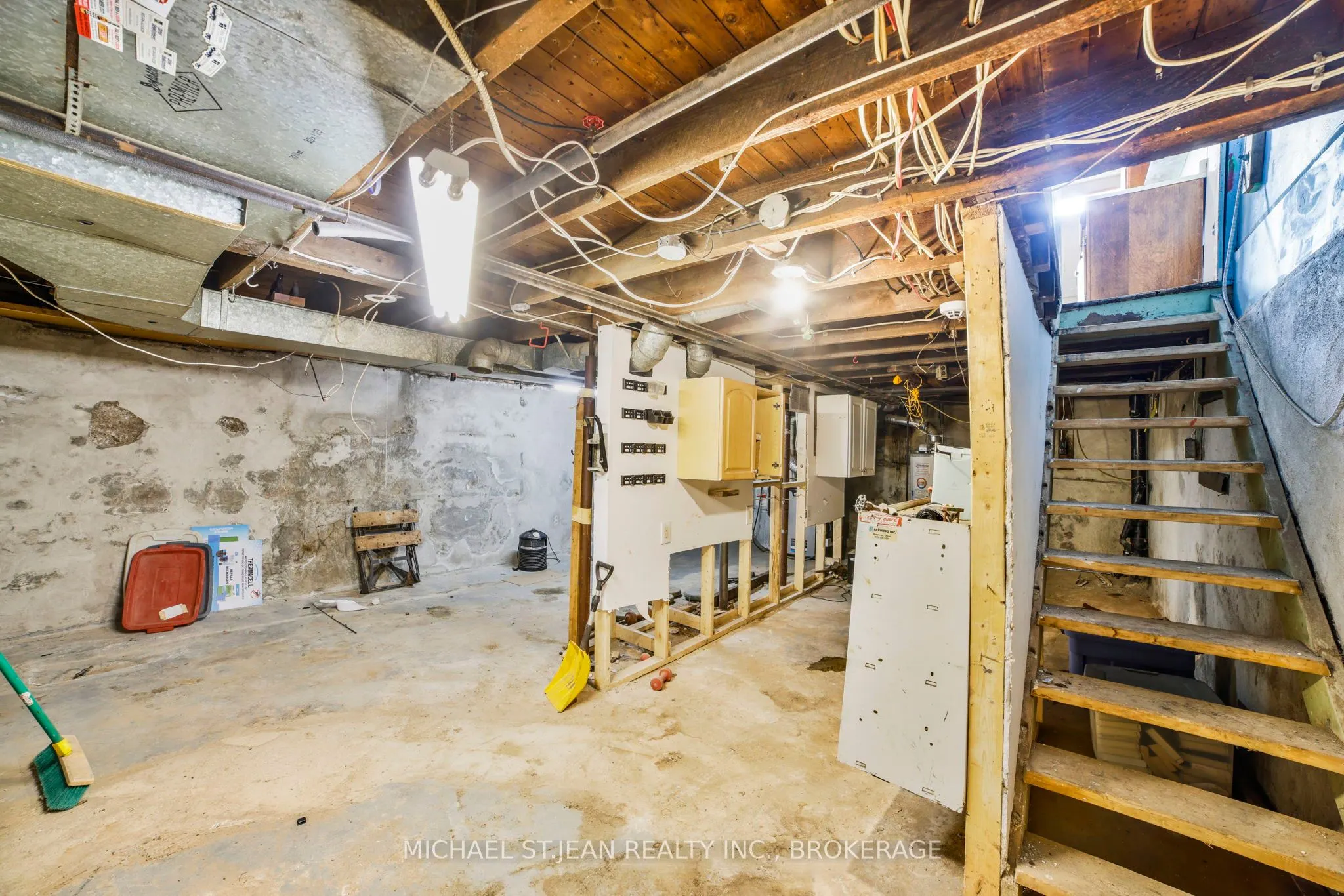 32 Picton Street W