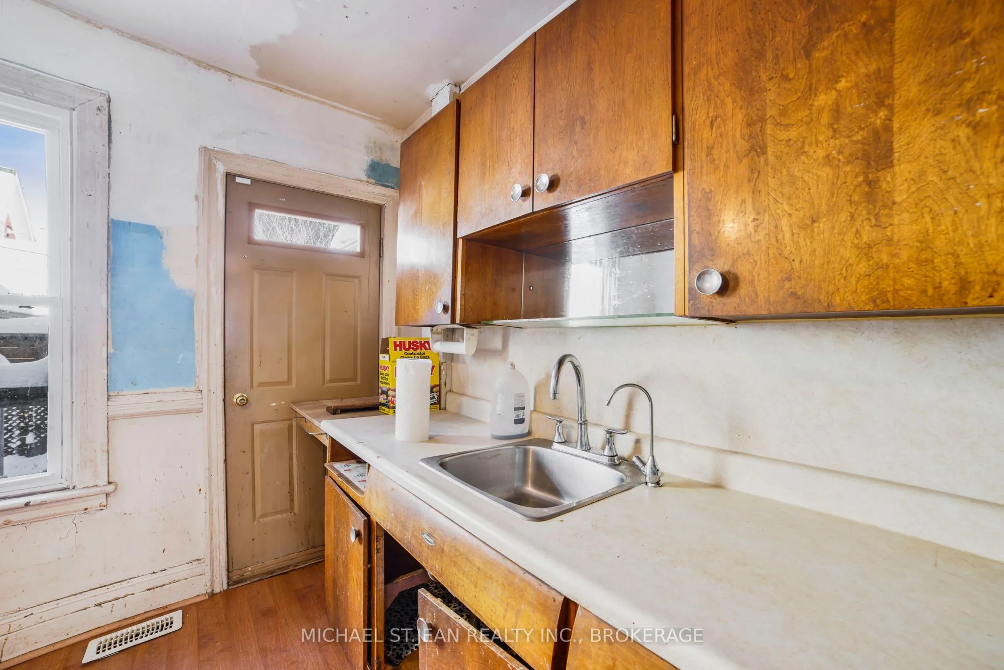 32 Picton Street W