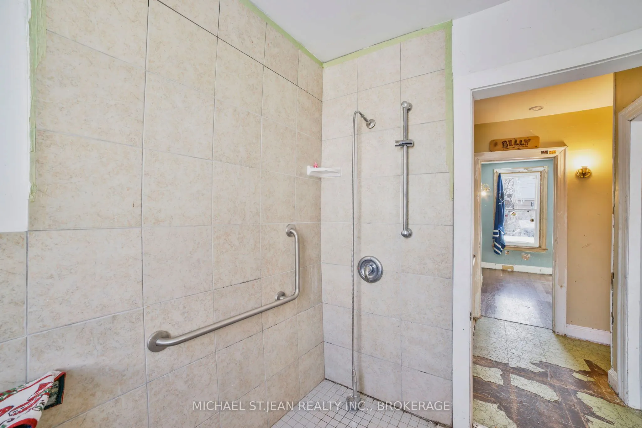 32 Picton Street W