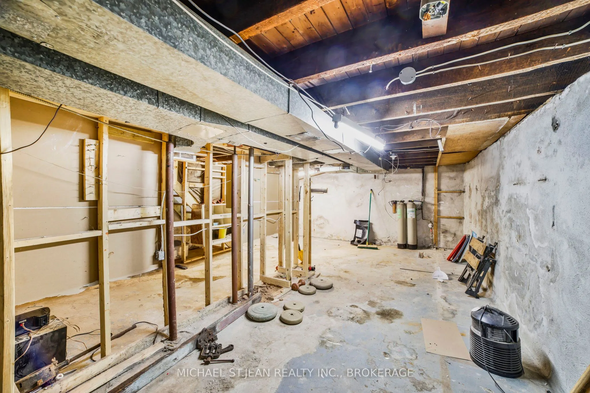 32 Picton Street W