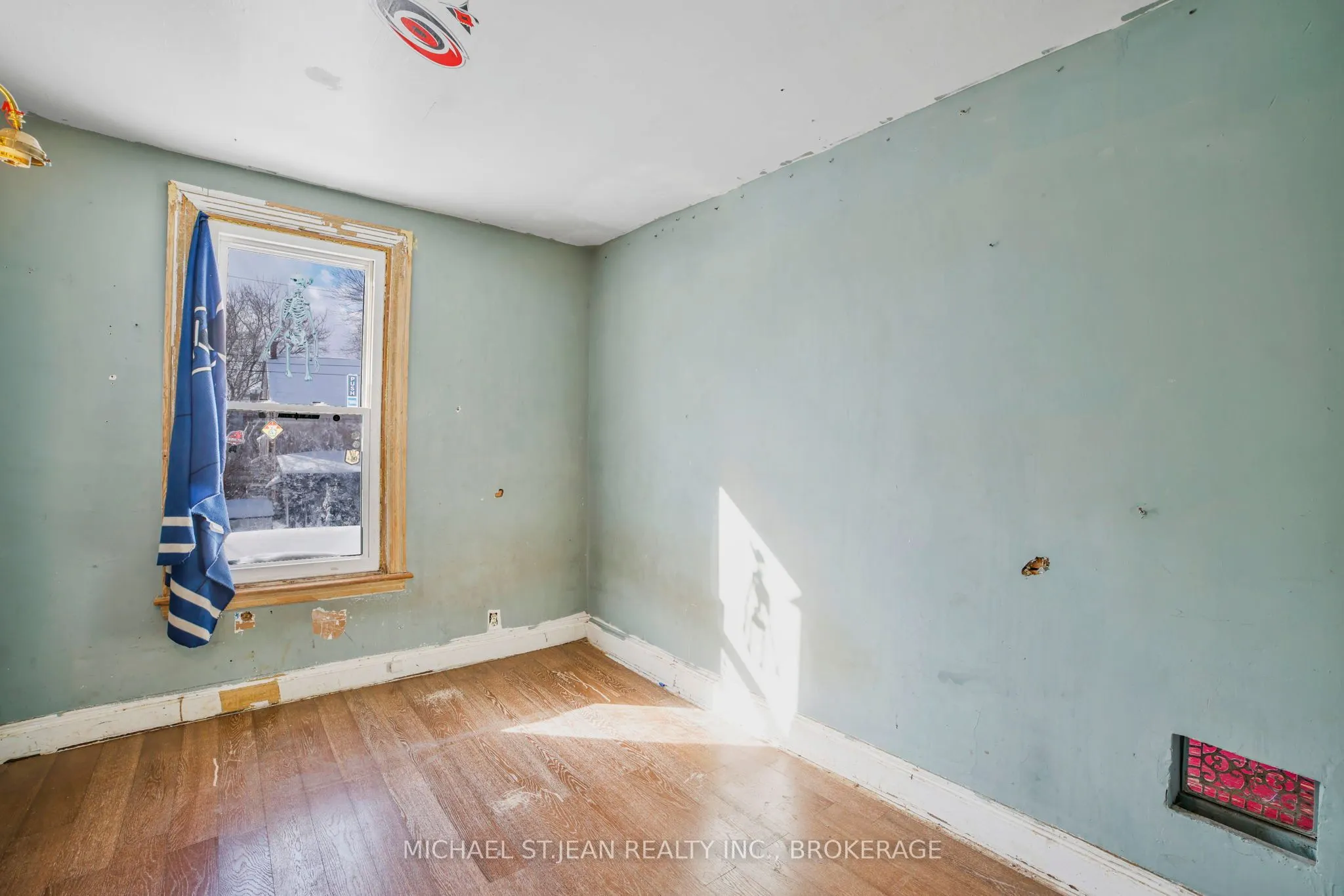 32 Picton Street W