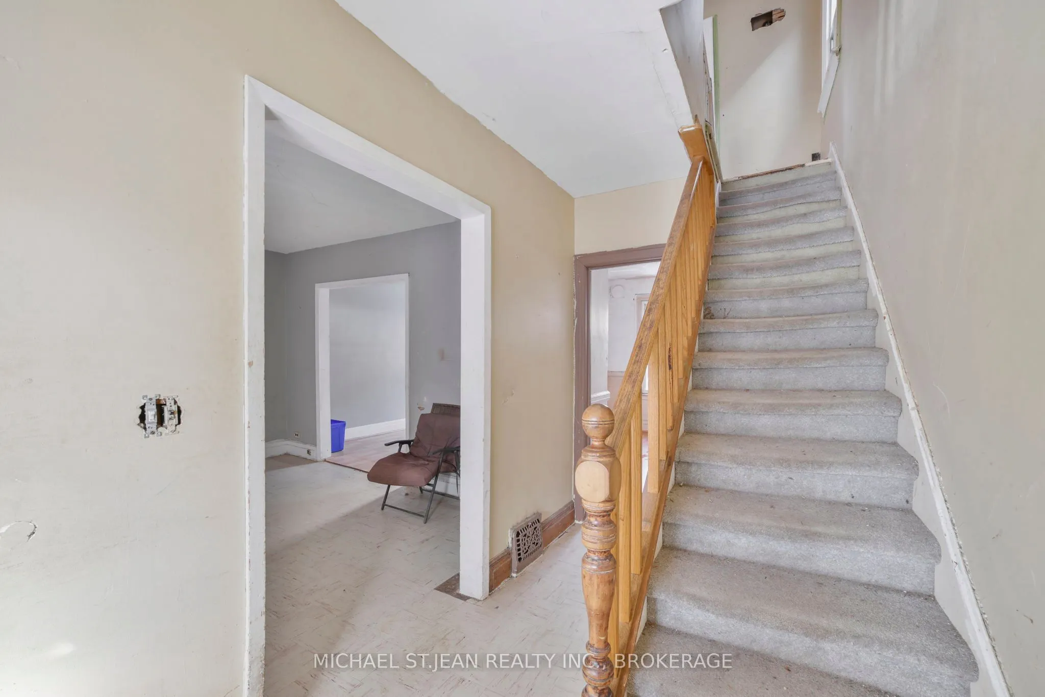 32 Picton Street W