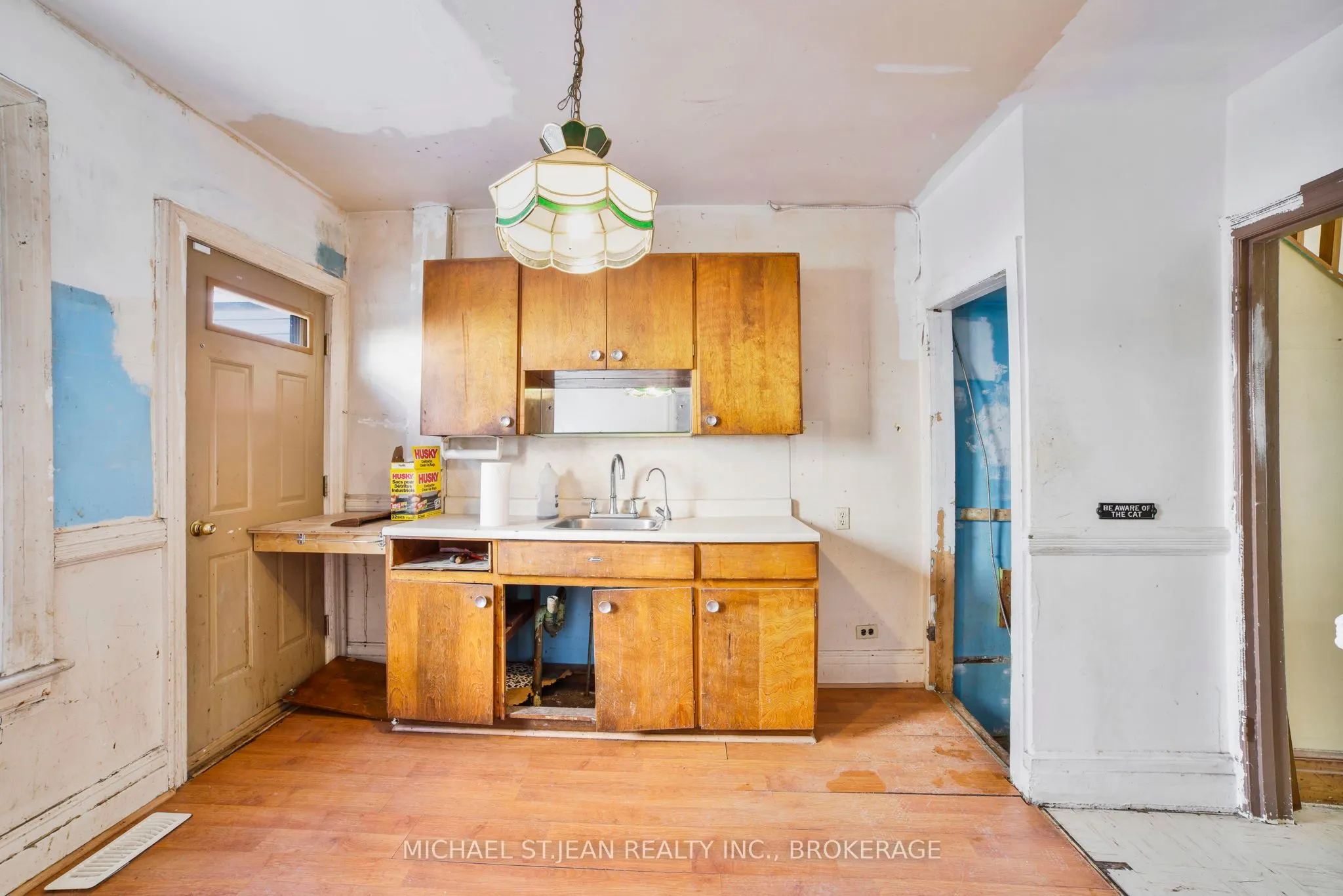 32 Picton Street W