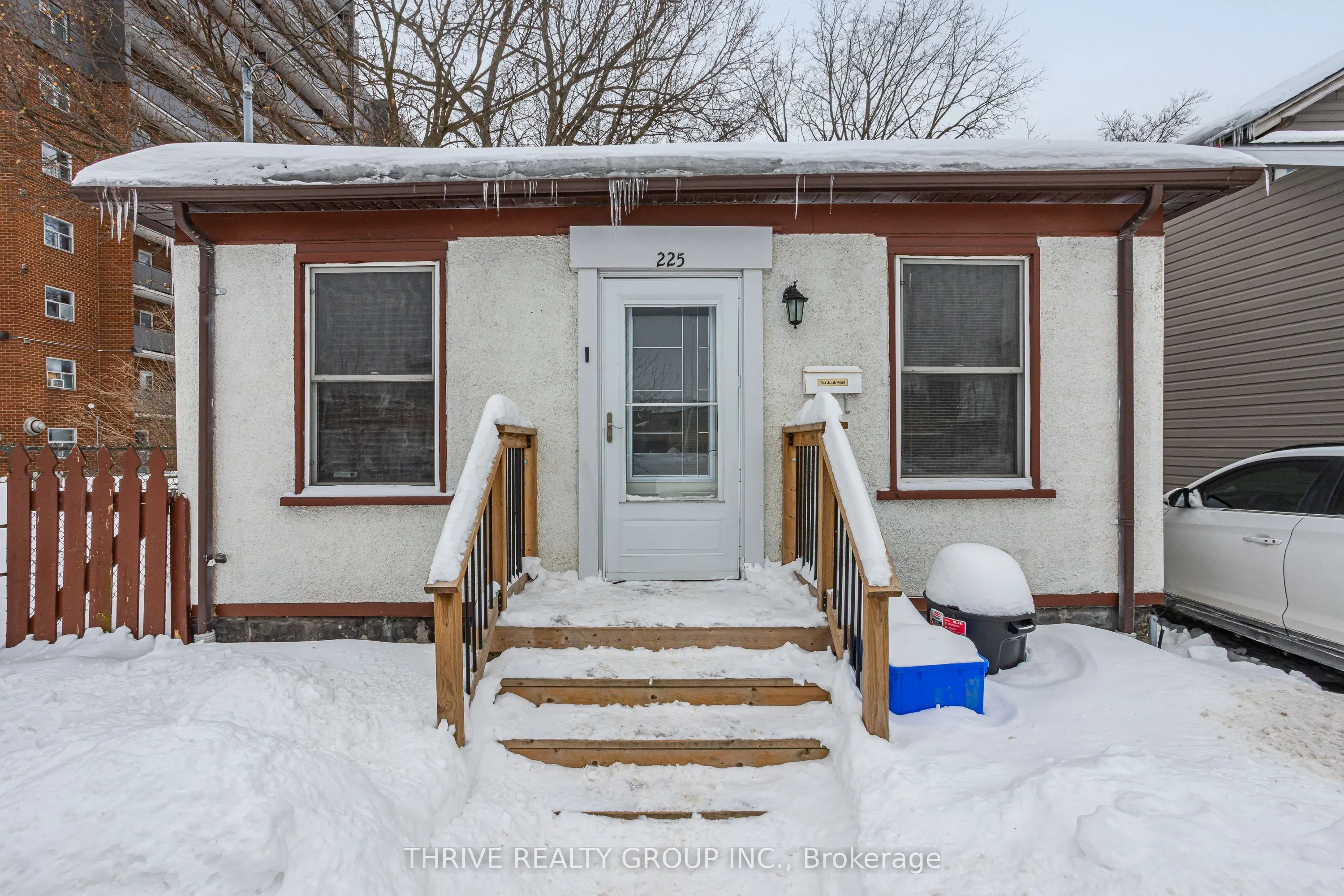 225 Simcoe Street