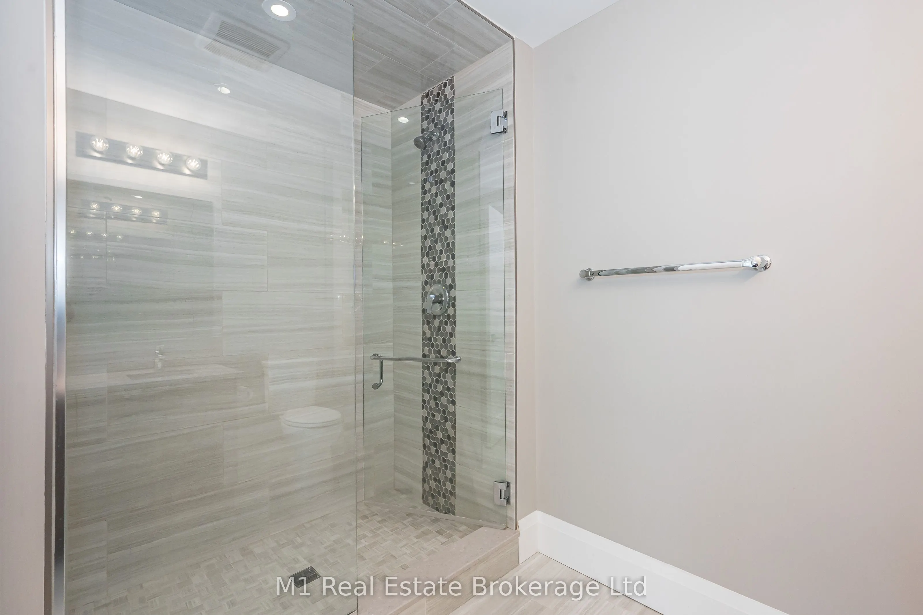 63 Arthur Street S, #801