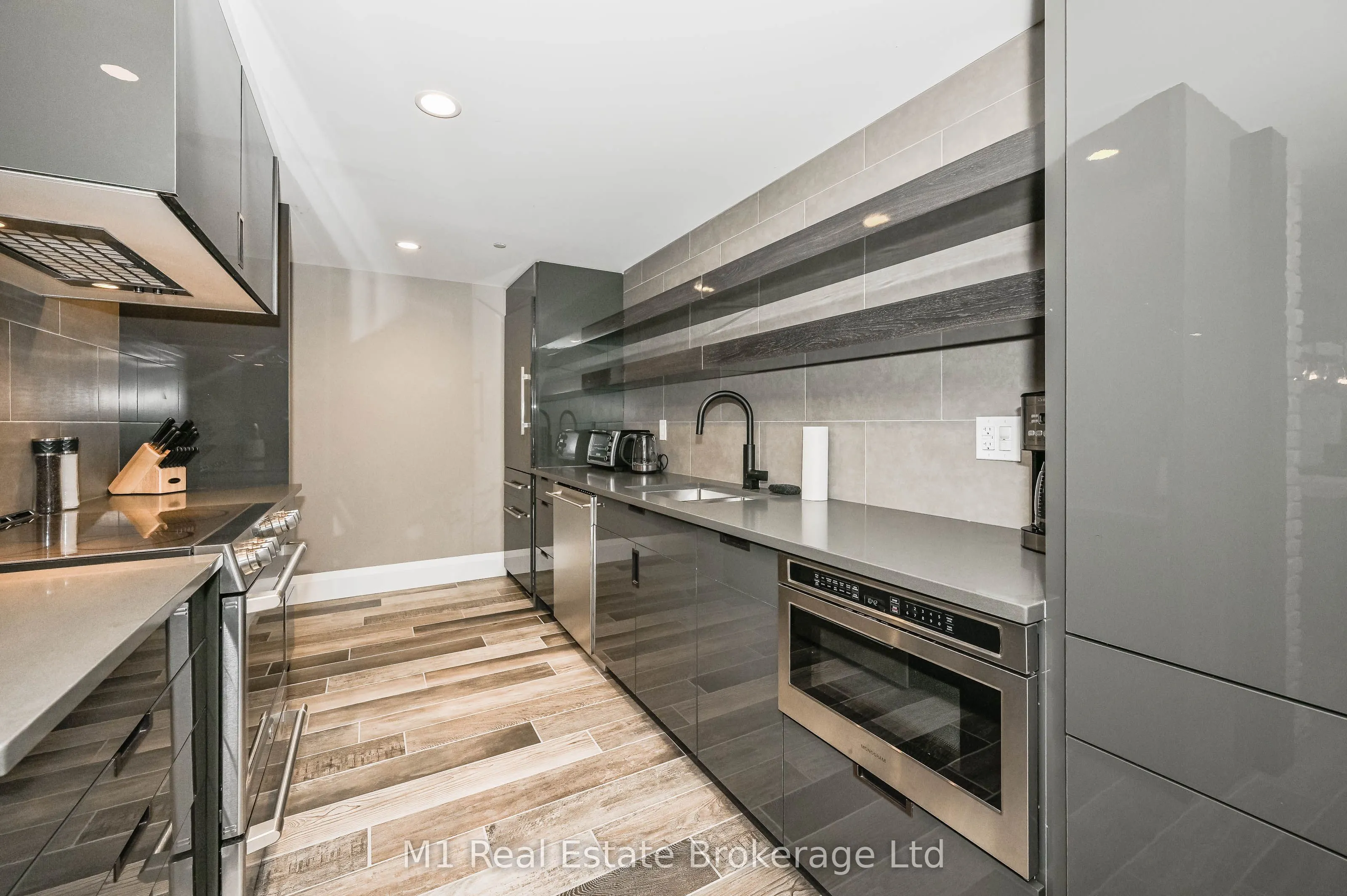 63 Arthur Street S, #801
