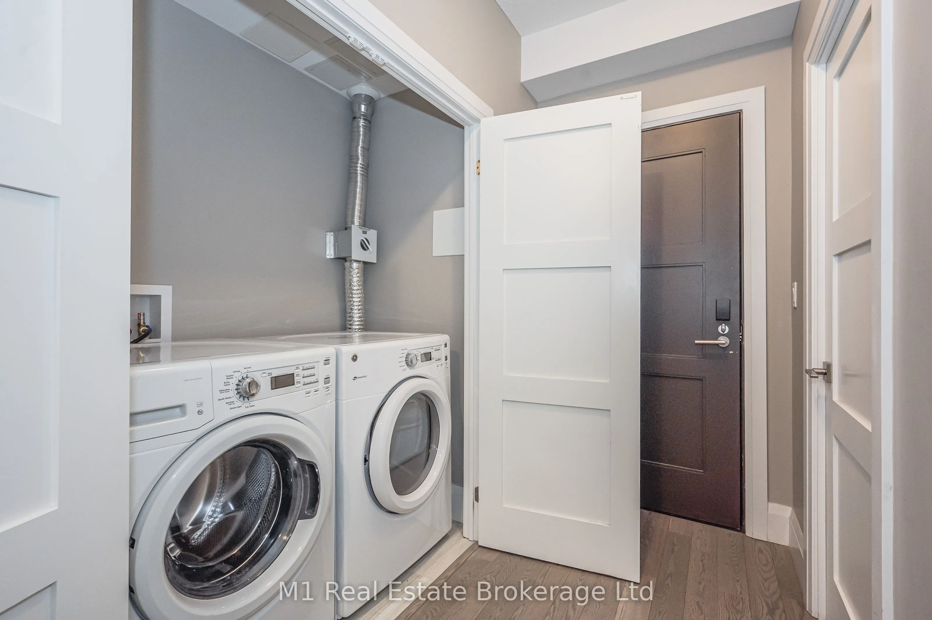 63 Arthur Street S, #801
