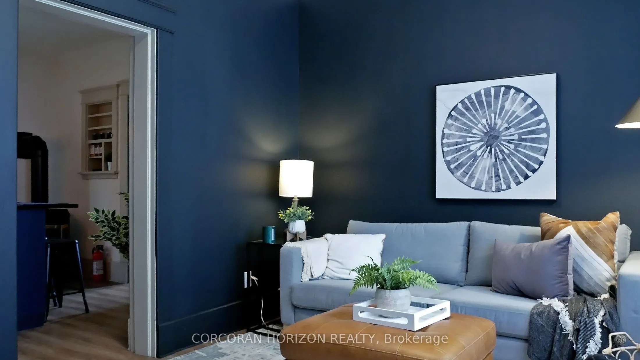27 Wellington Street N, #1