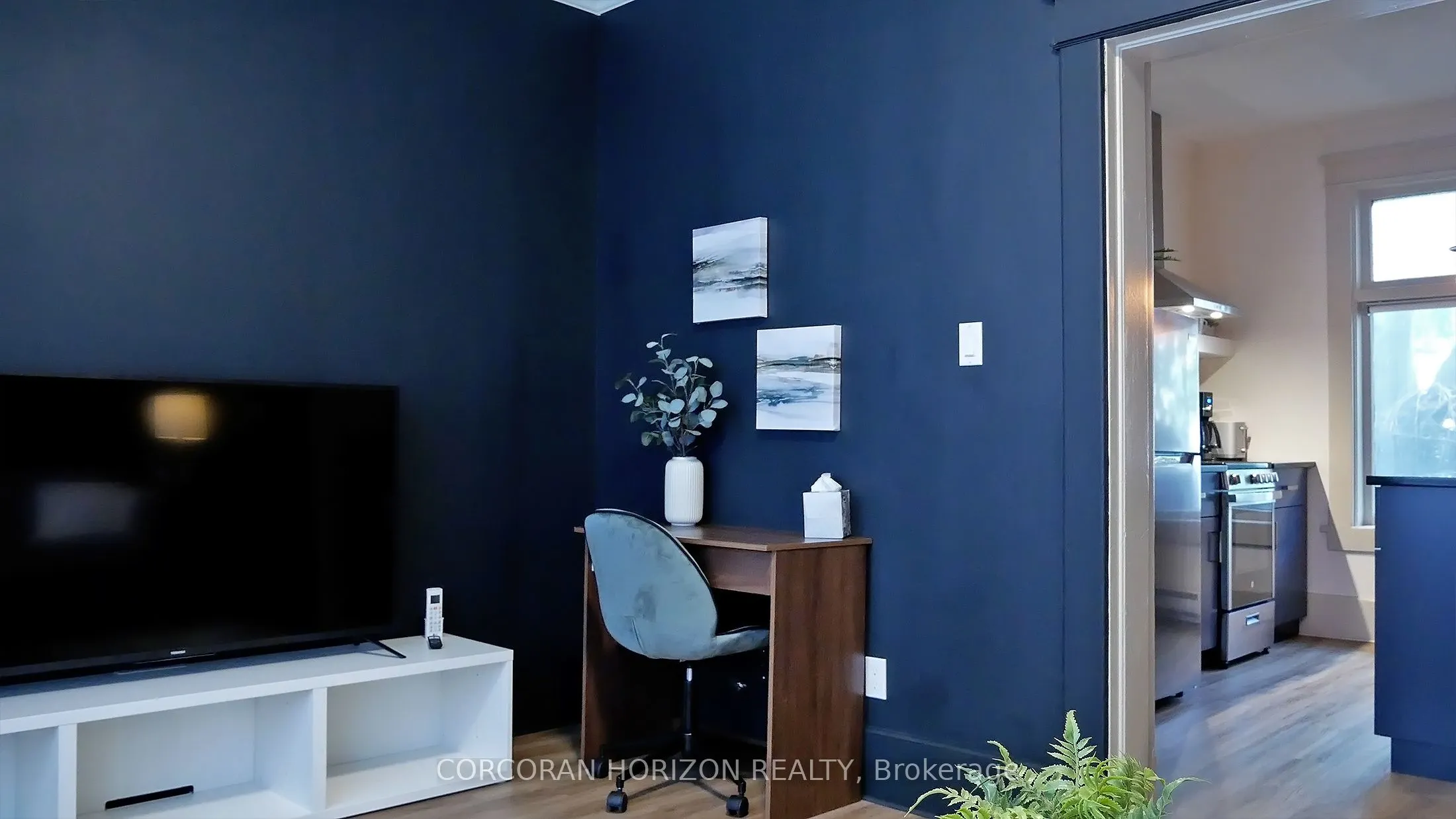 27 Wellington Street N, #1