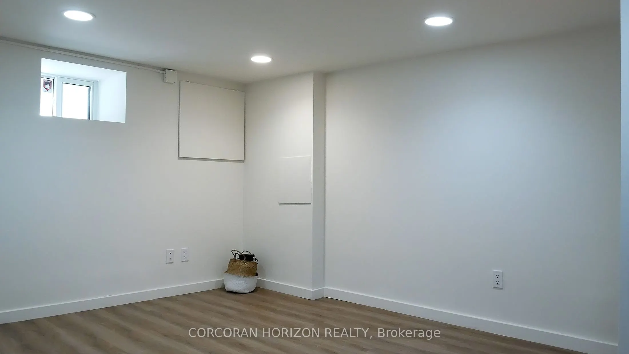 27 Wellington Street N, #1