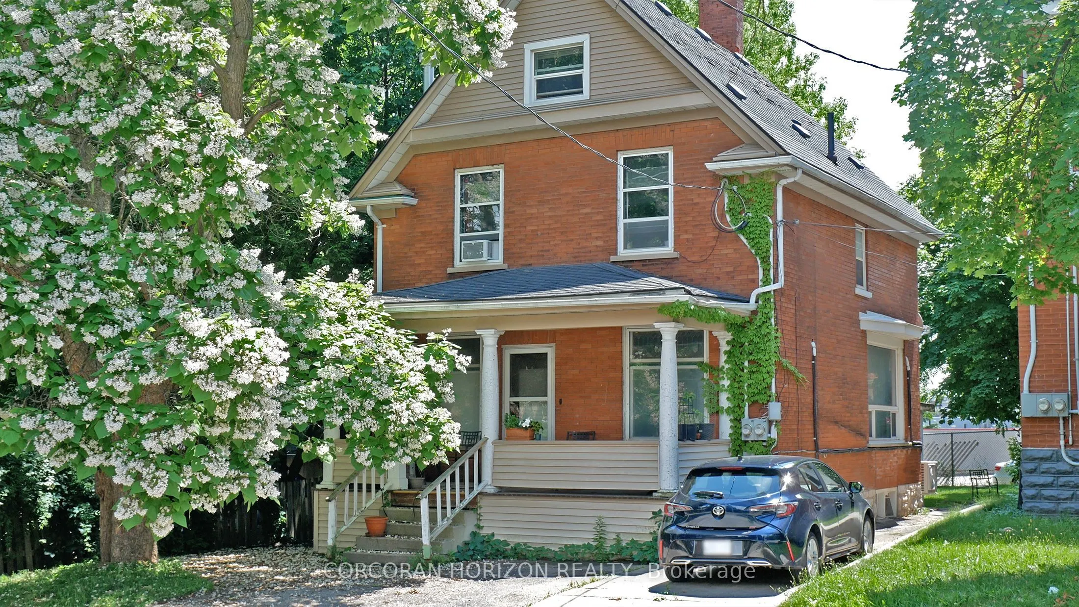 27 Wellington Street N, #1