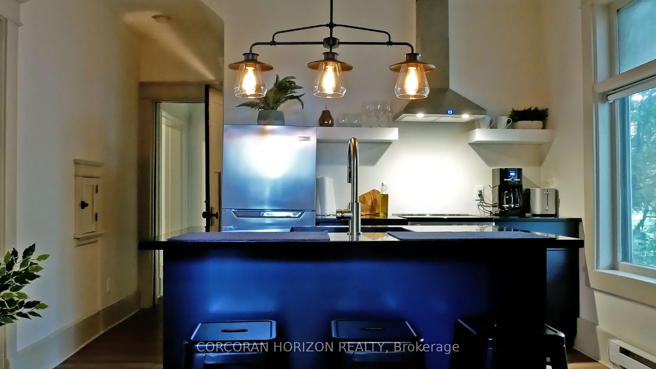 27 Wellington Street N, #1