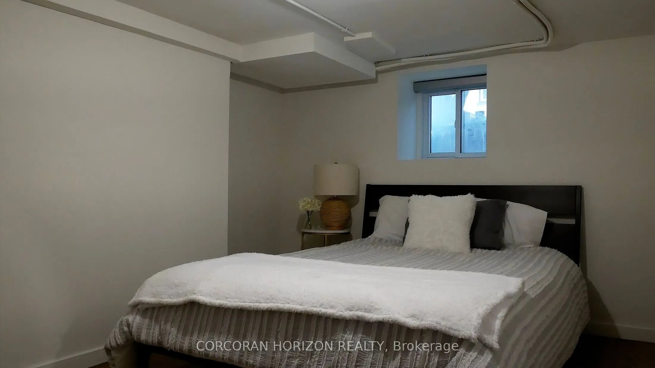 27 Wellington Street N, #1