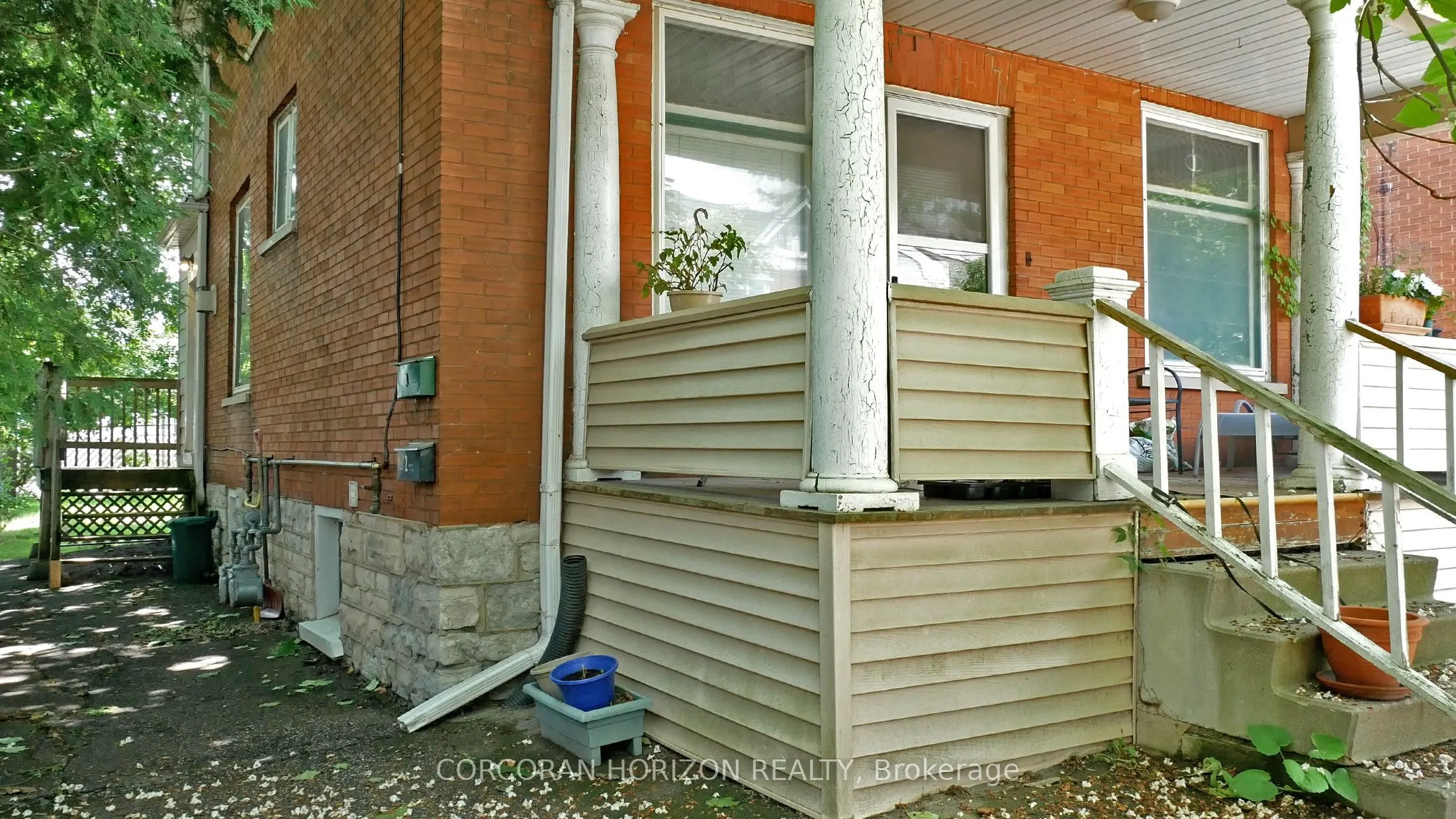 27 Wellington Street N, #1