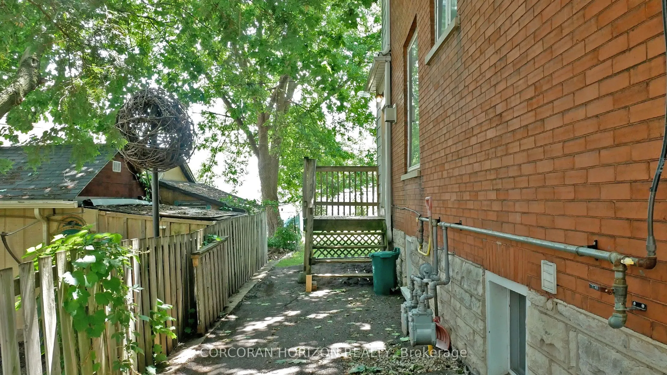 27 Wellington Street N, #1