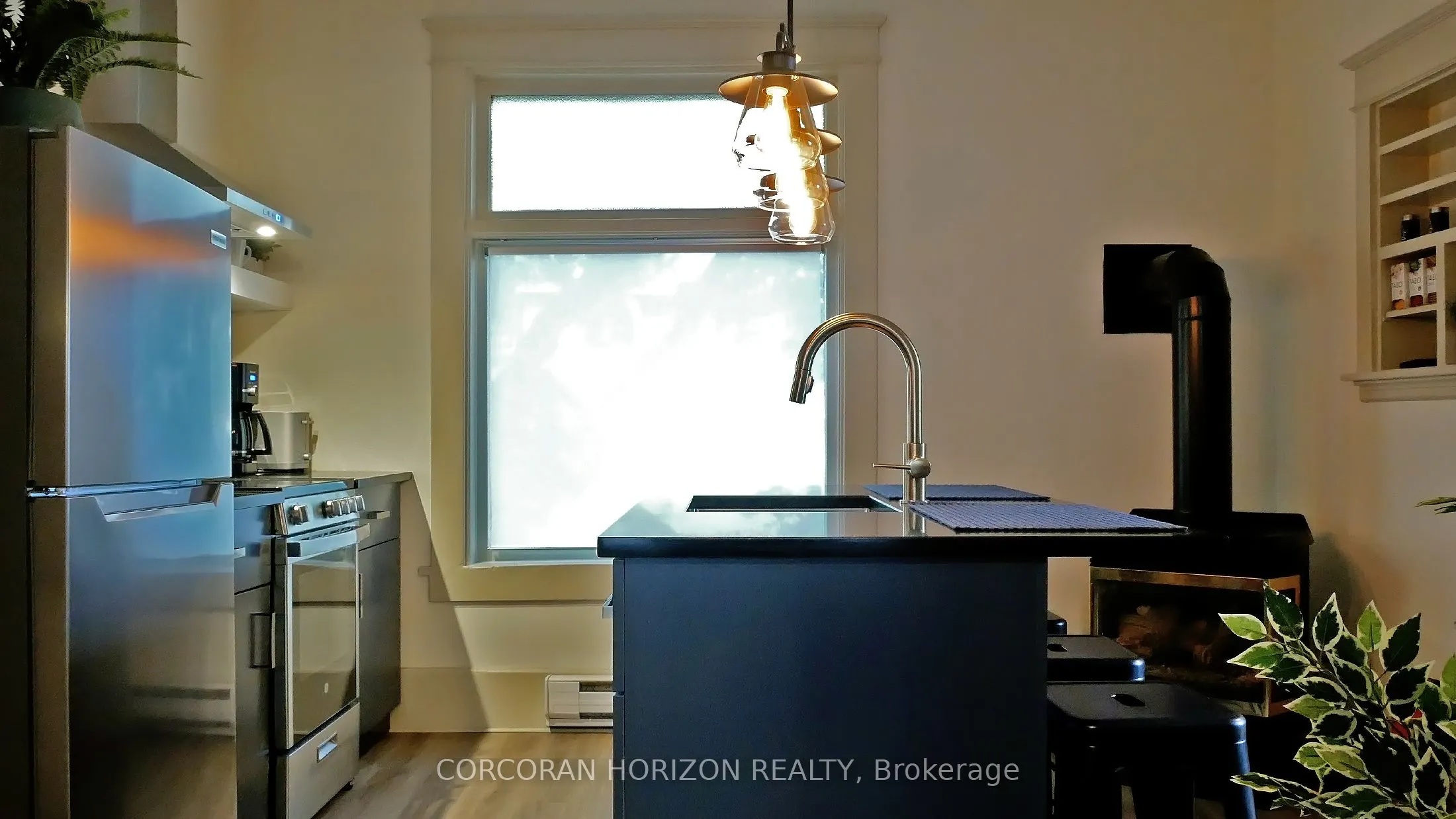 27 Wellington Street N, #1