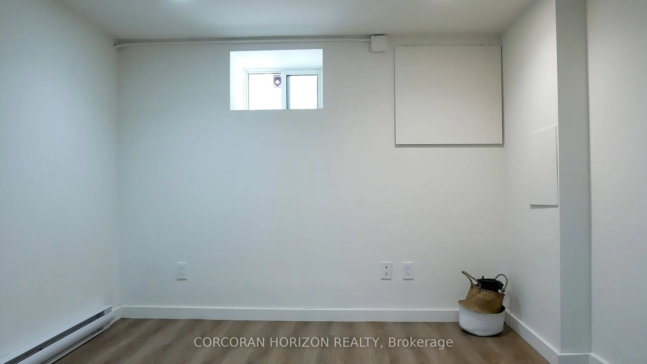 27 Wellington Street N, #1