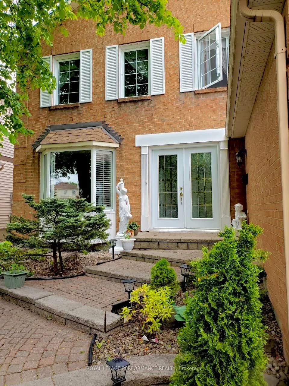 566 Falwyn Crescent