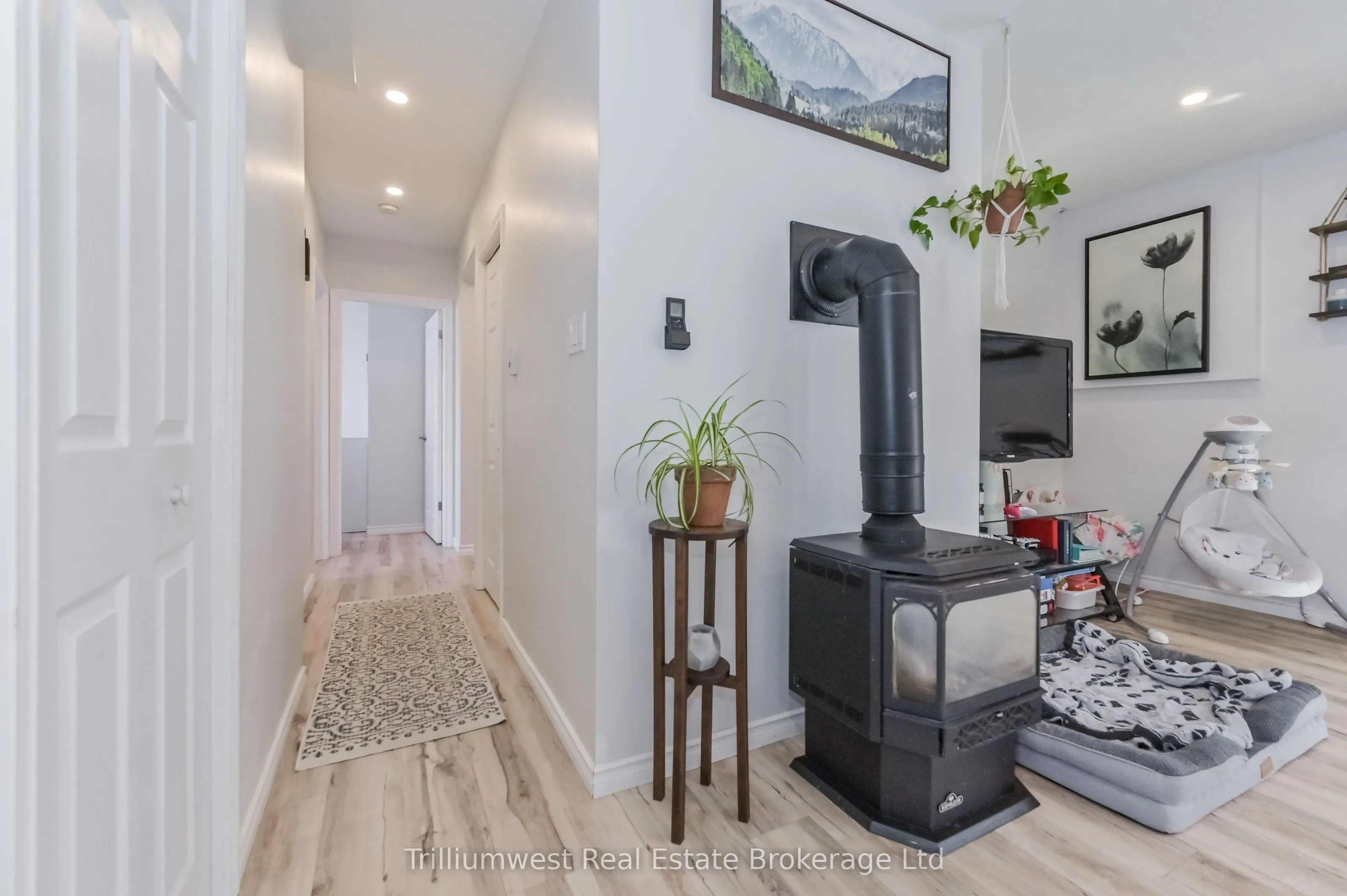 350 Wellington Street W