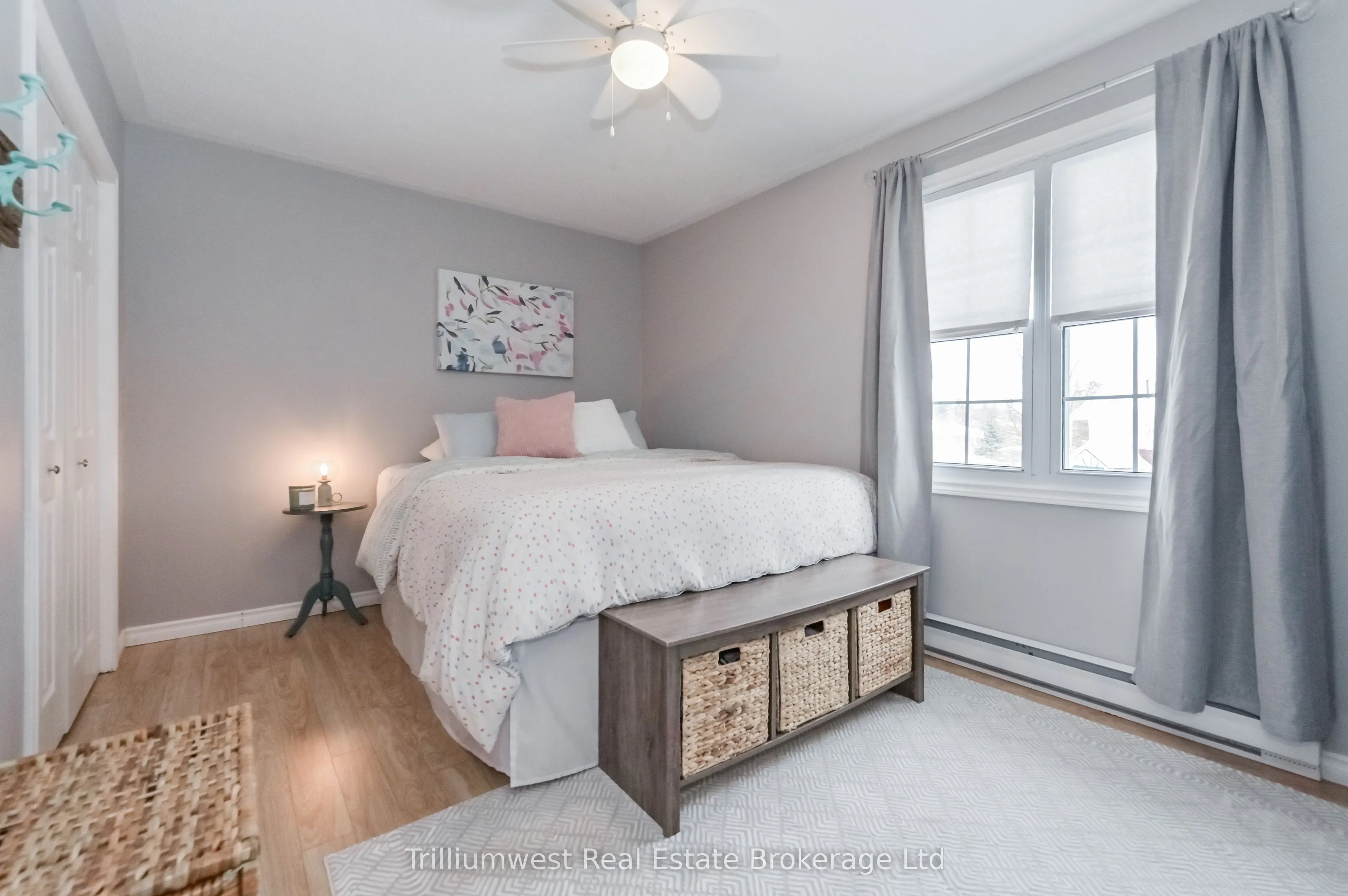 350 Wellington Street W