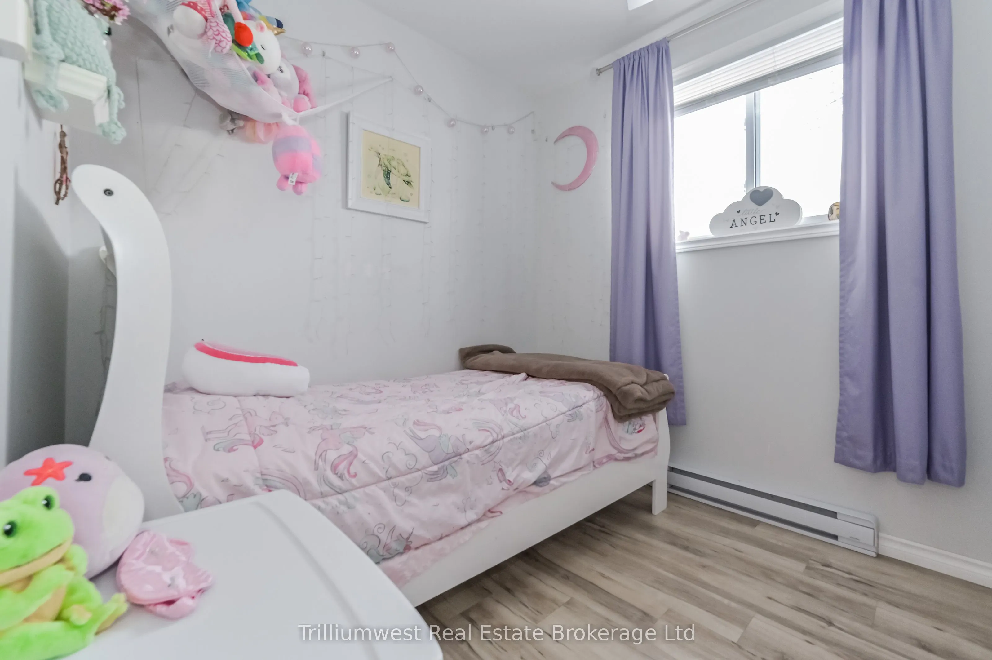 350 Wellington Street W