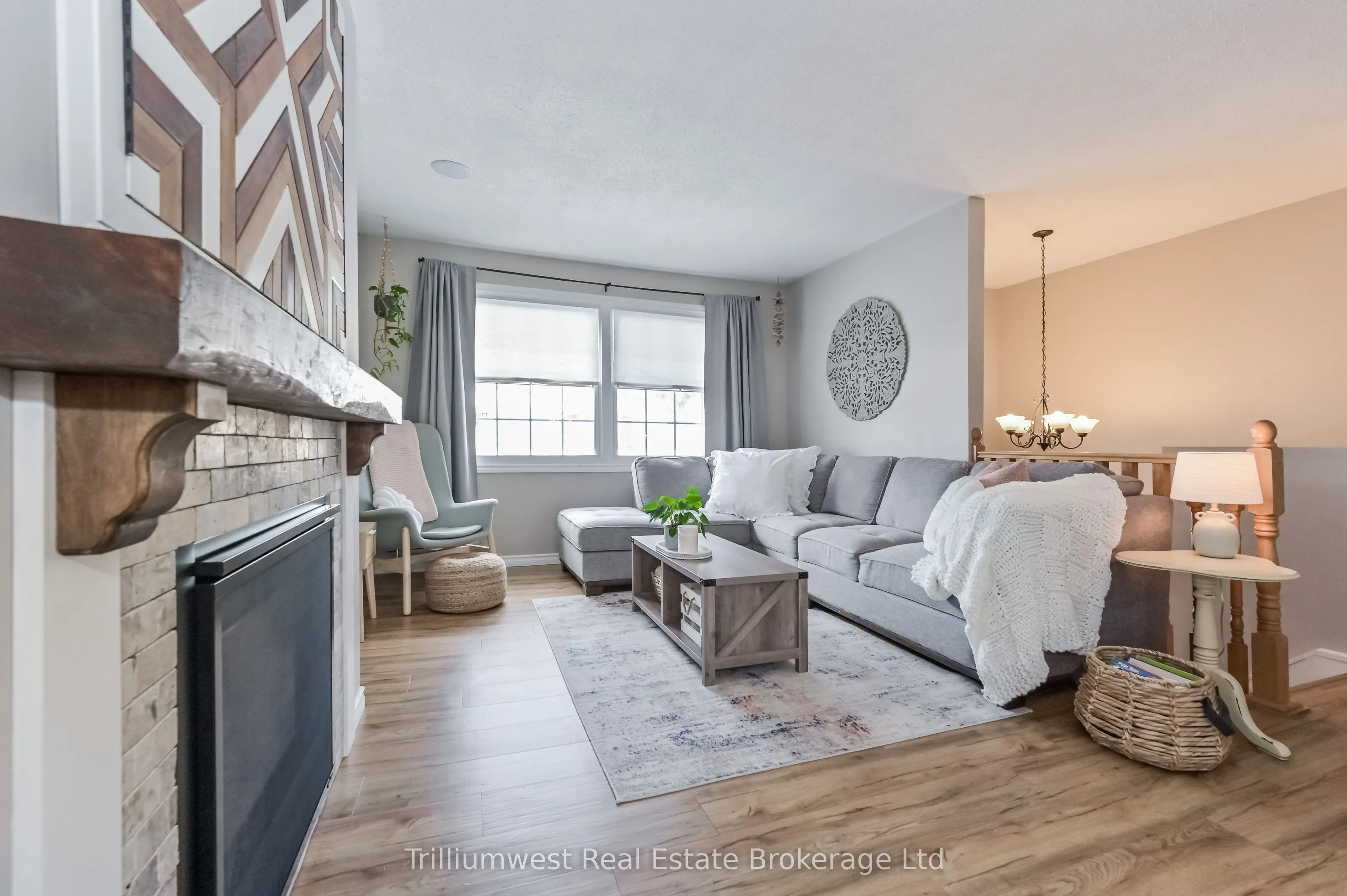 350 Wellington Street W