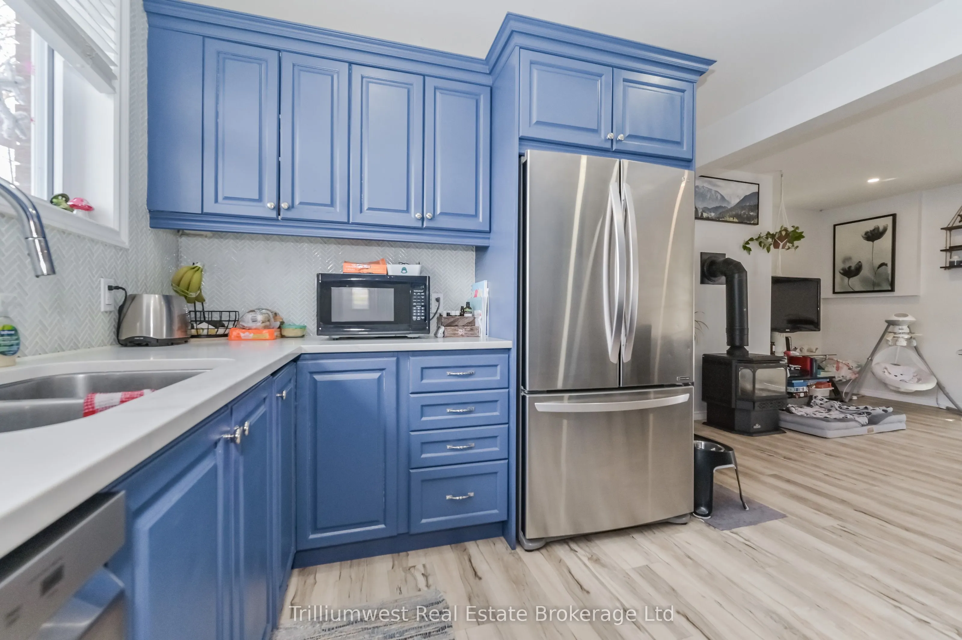 350 Wellington Street W