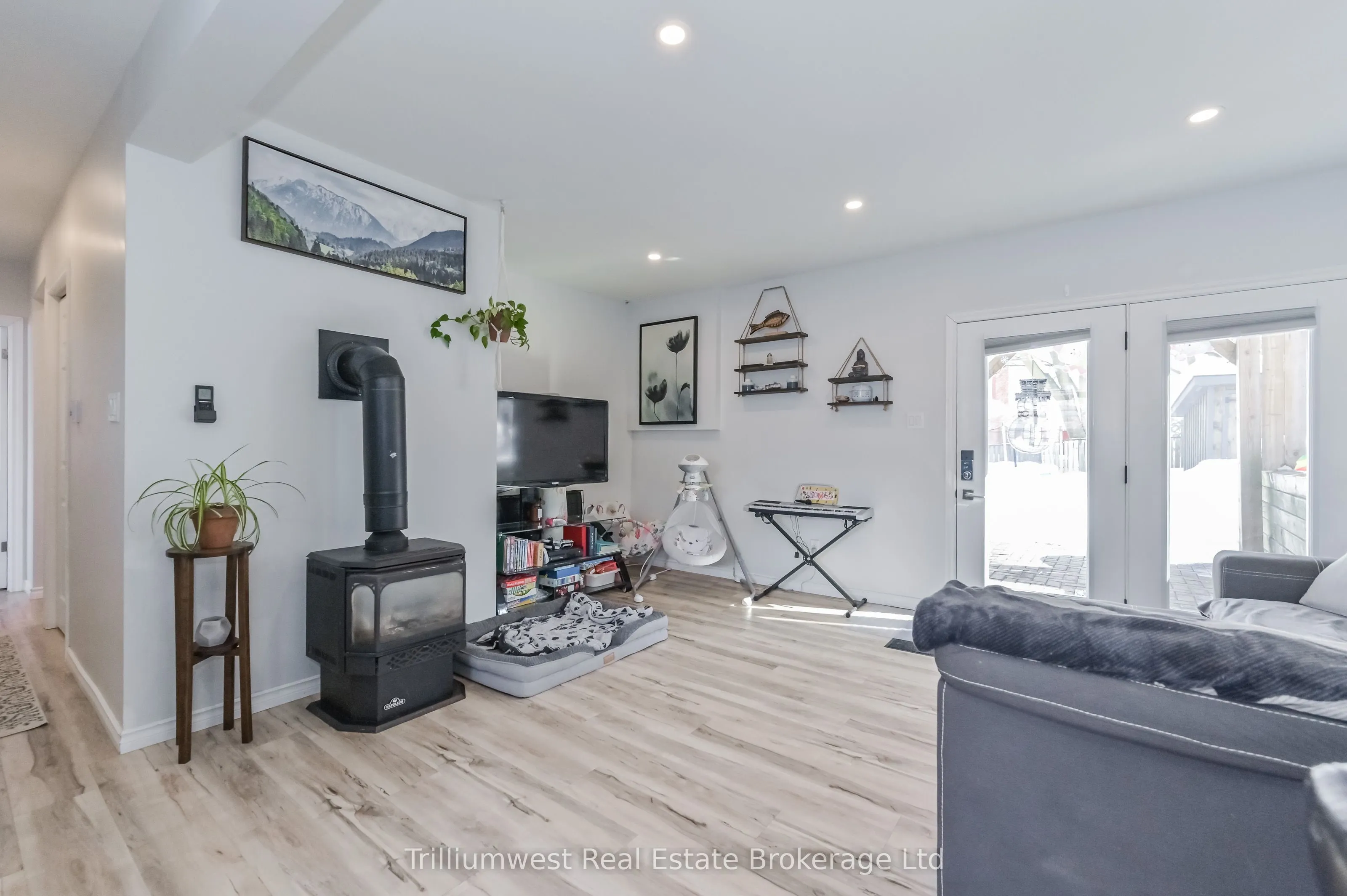 350 Wellington Street W