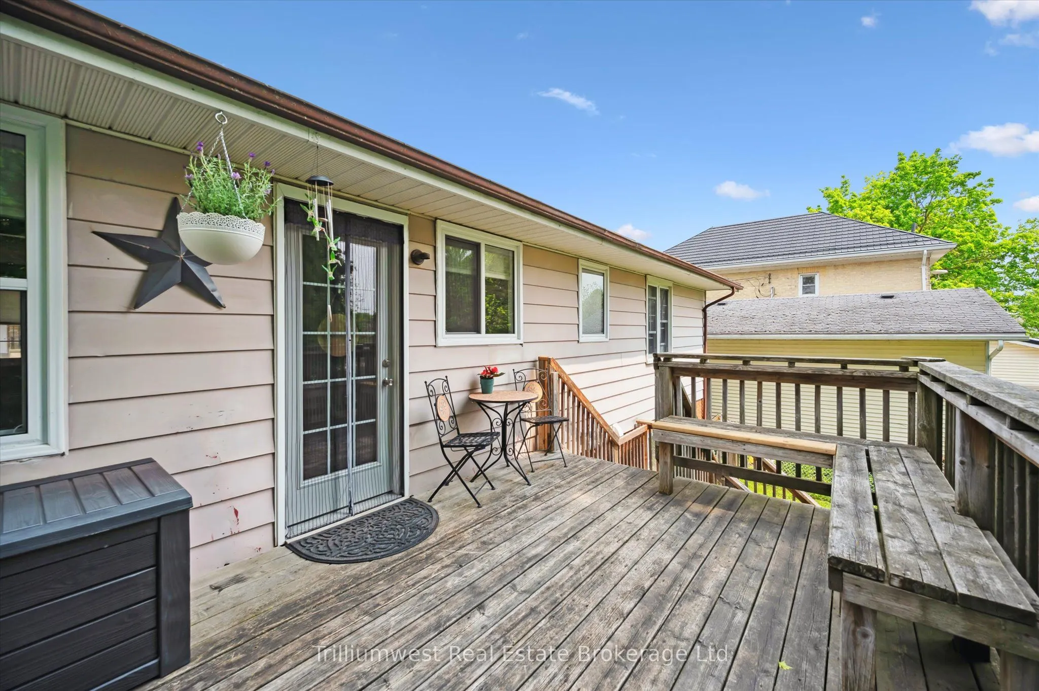 350 Wellington Street W