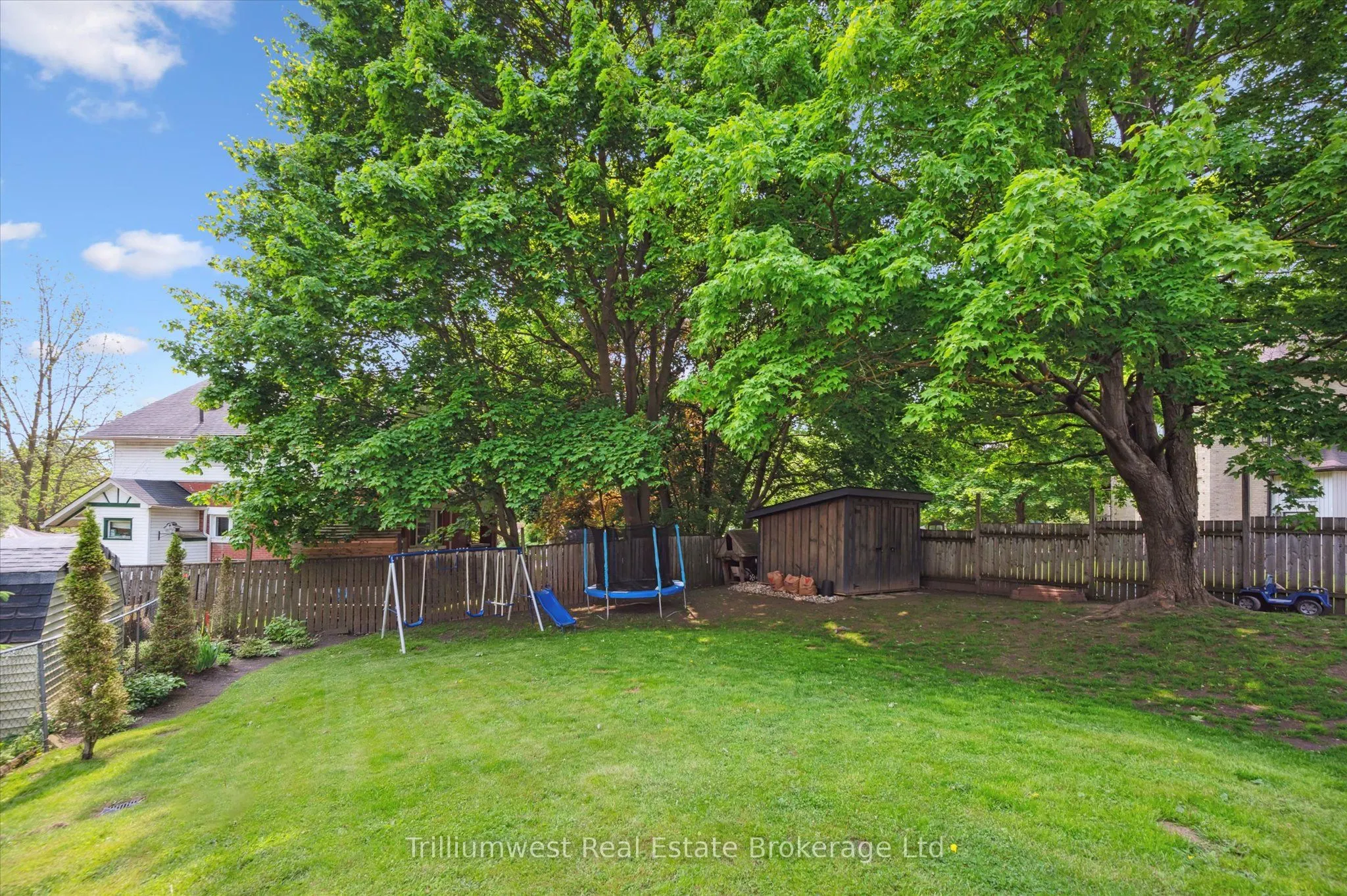350 Wellington Street W