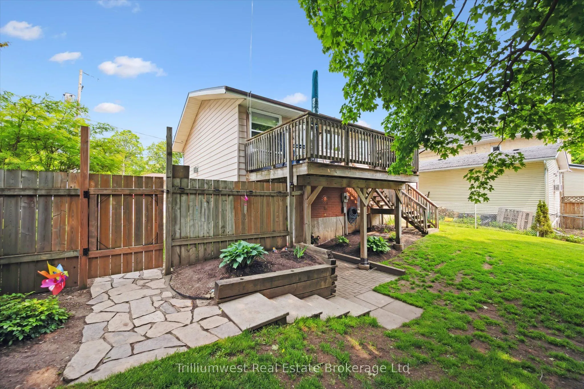 350 Wellington Street W