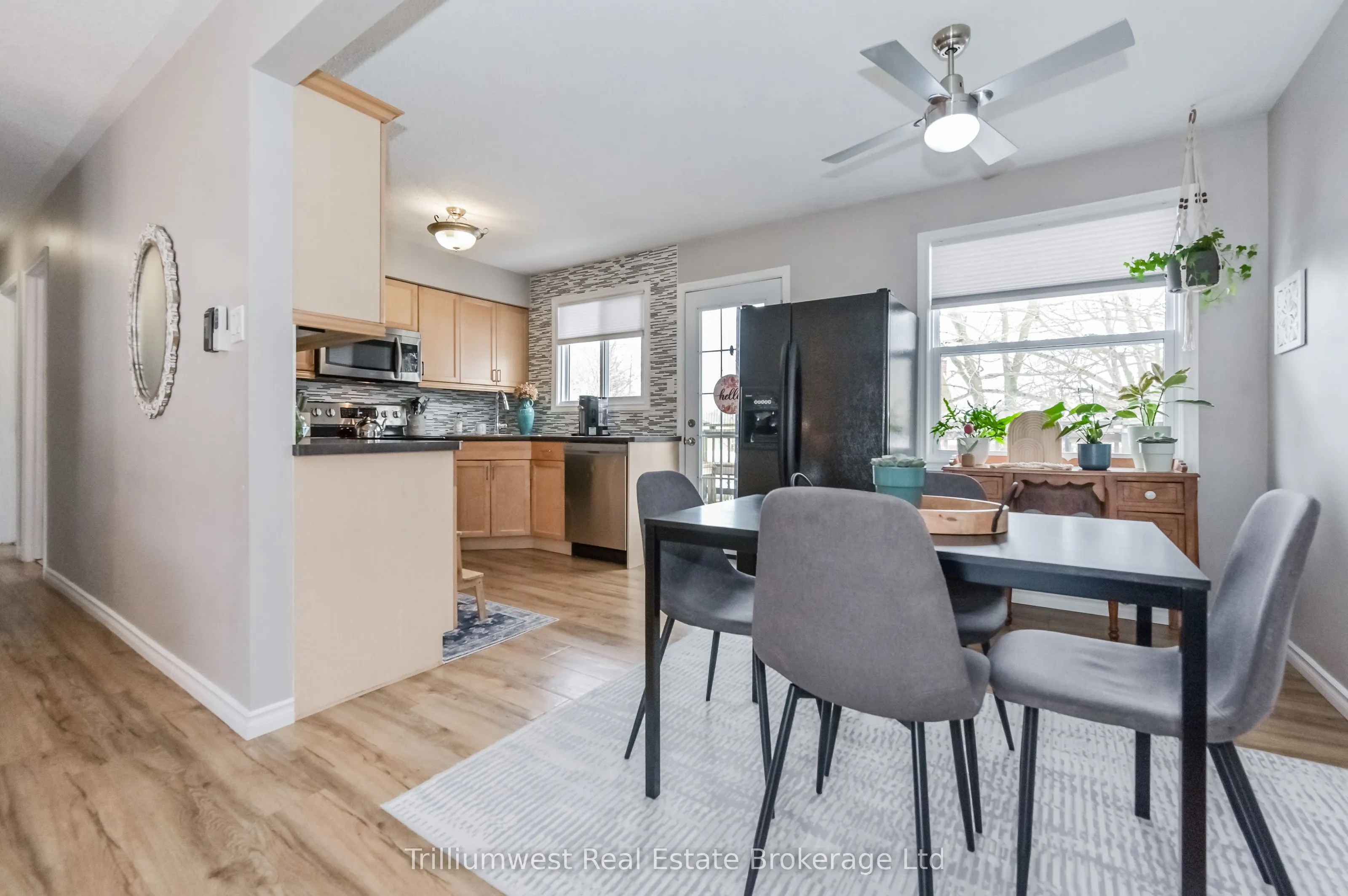 350 Wellington Street W