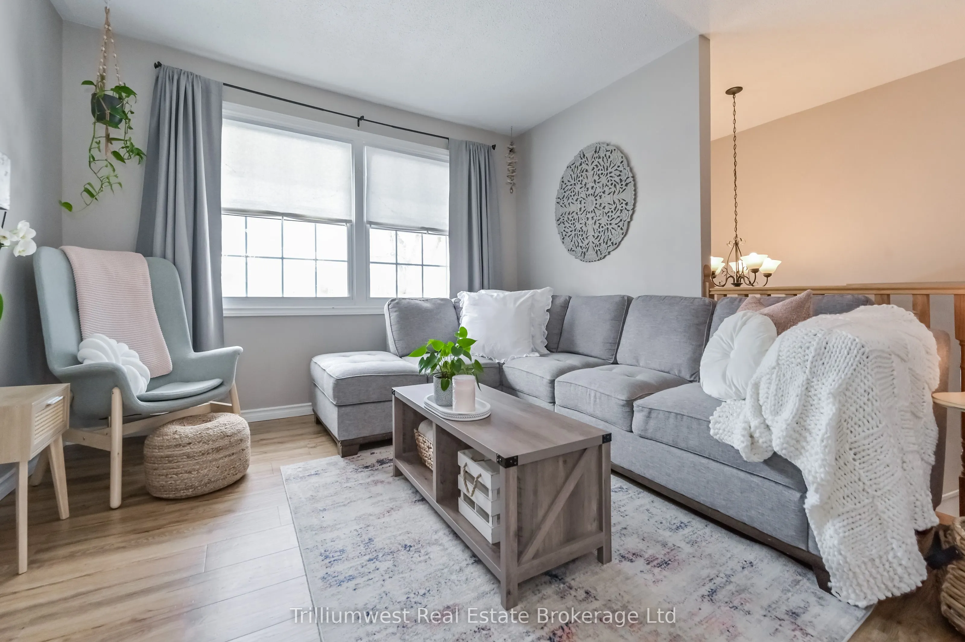 350 Wellington Street W