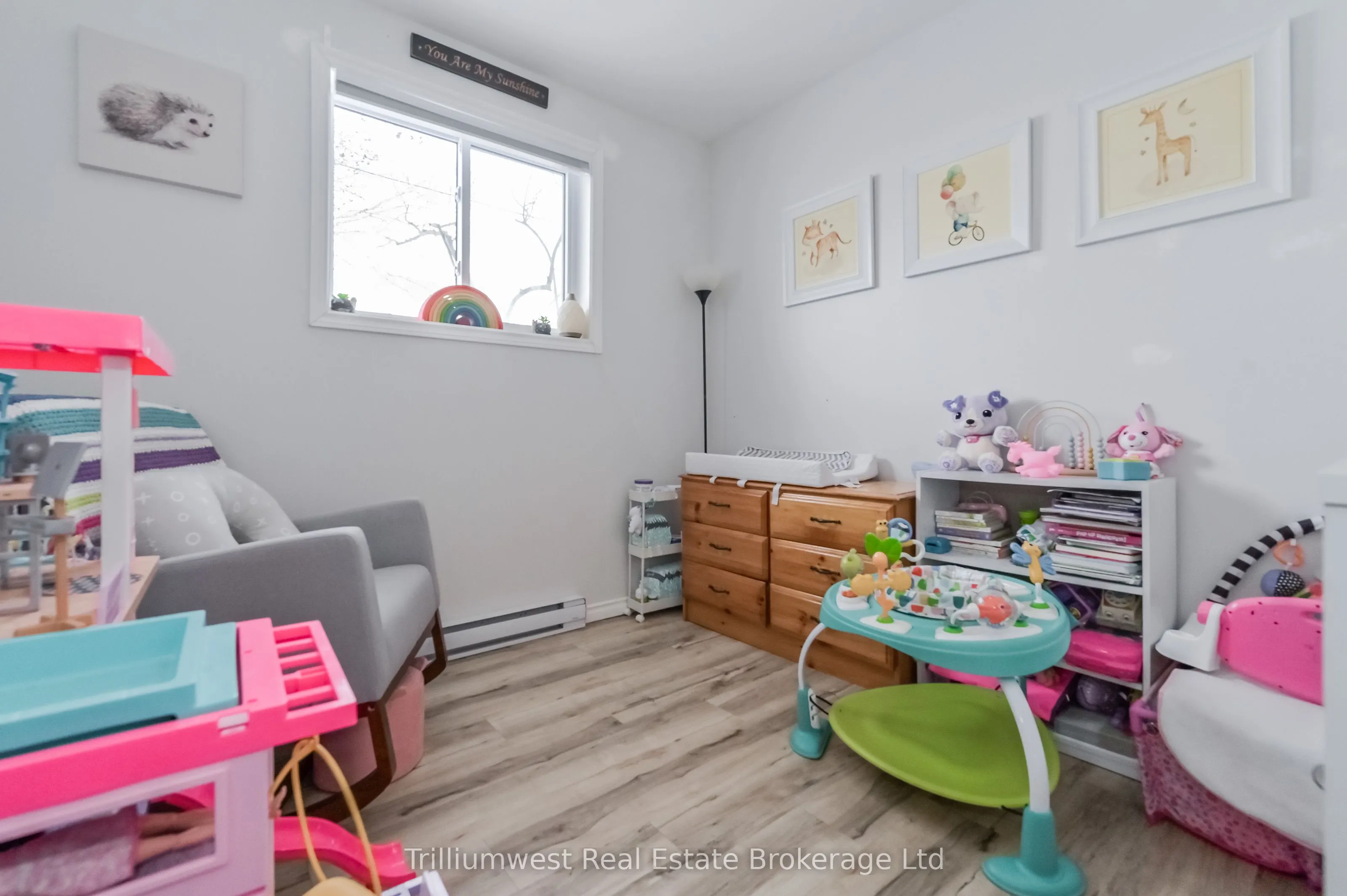 350 Wellington Street W