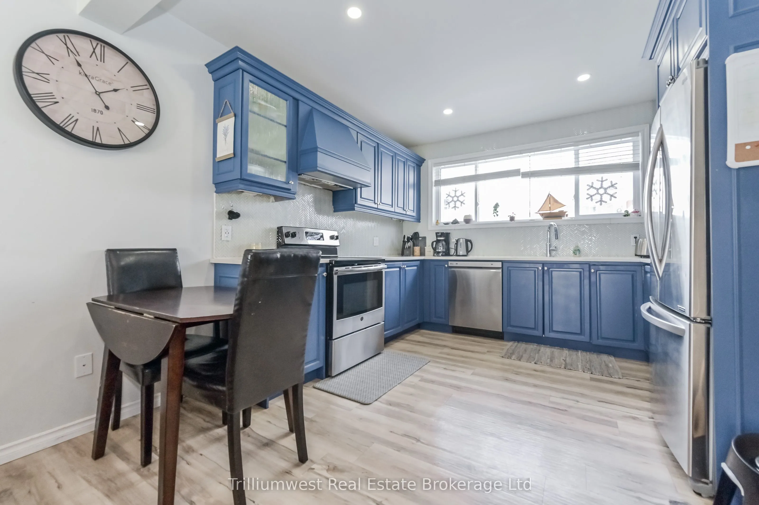 350 Wellington Street W