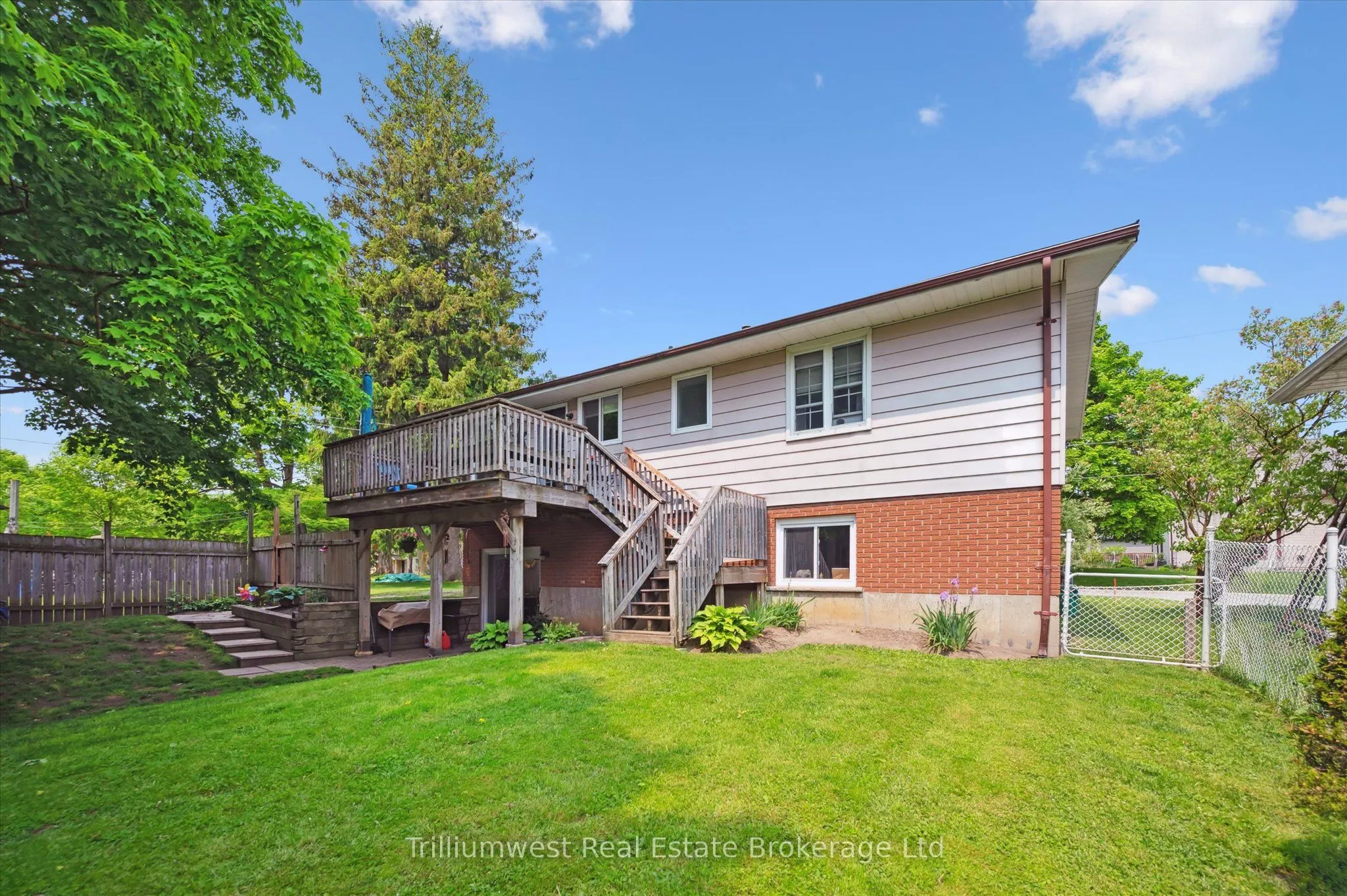 350 Wellington Street W