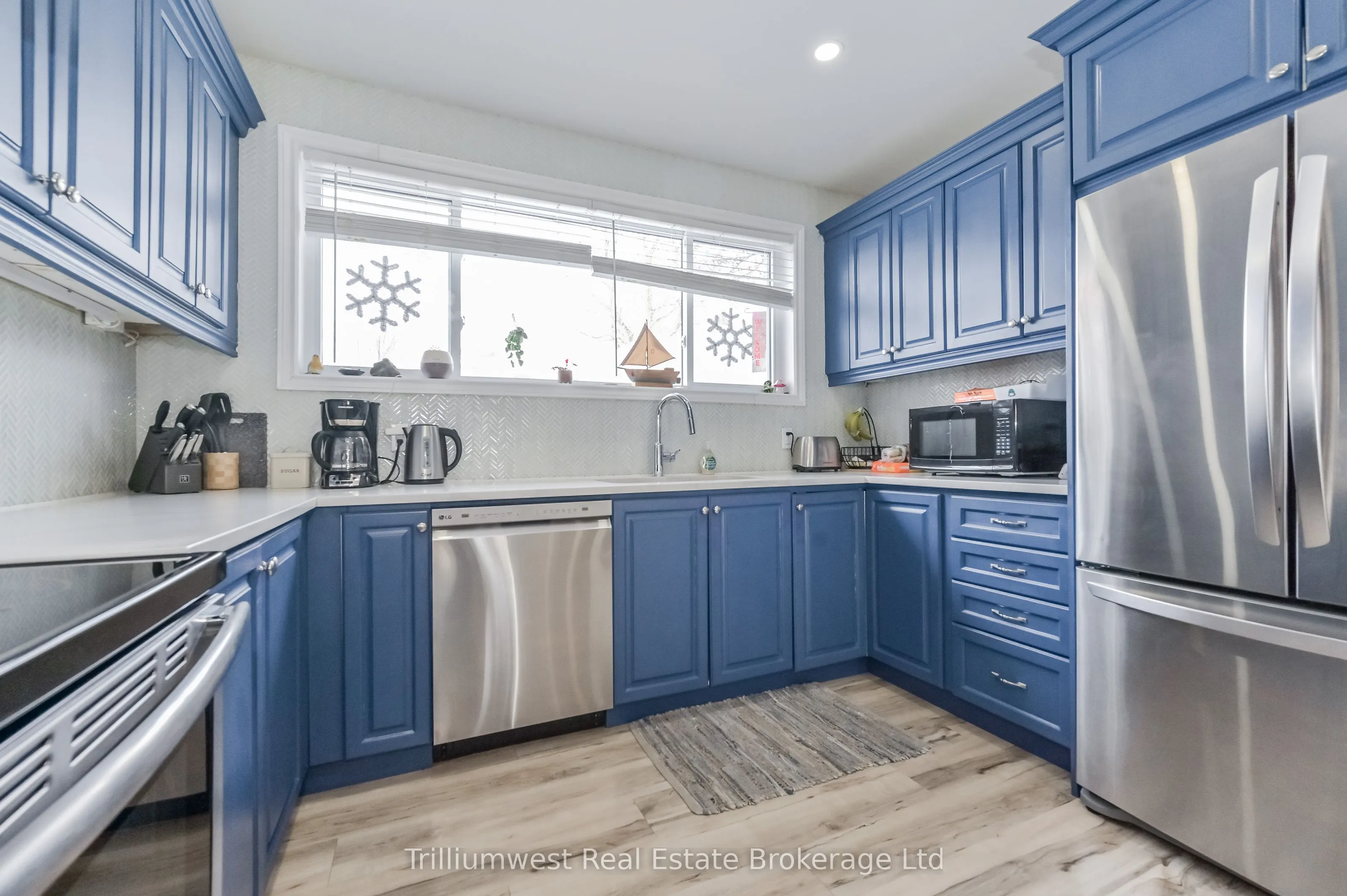 350 Wellington Street W
