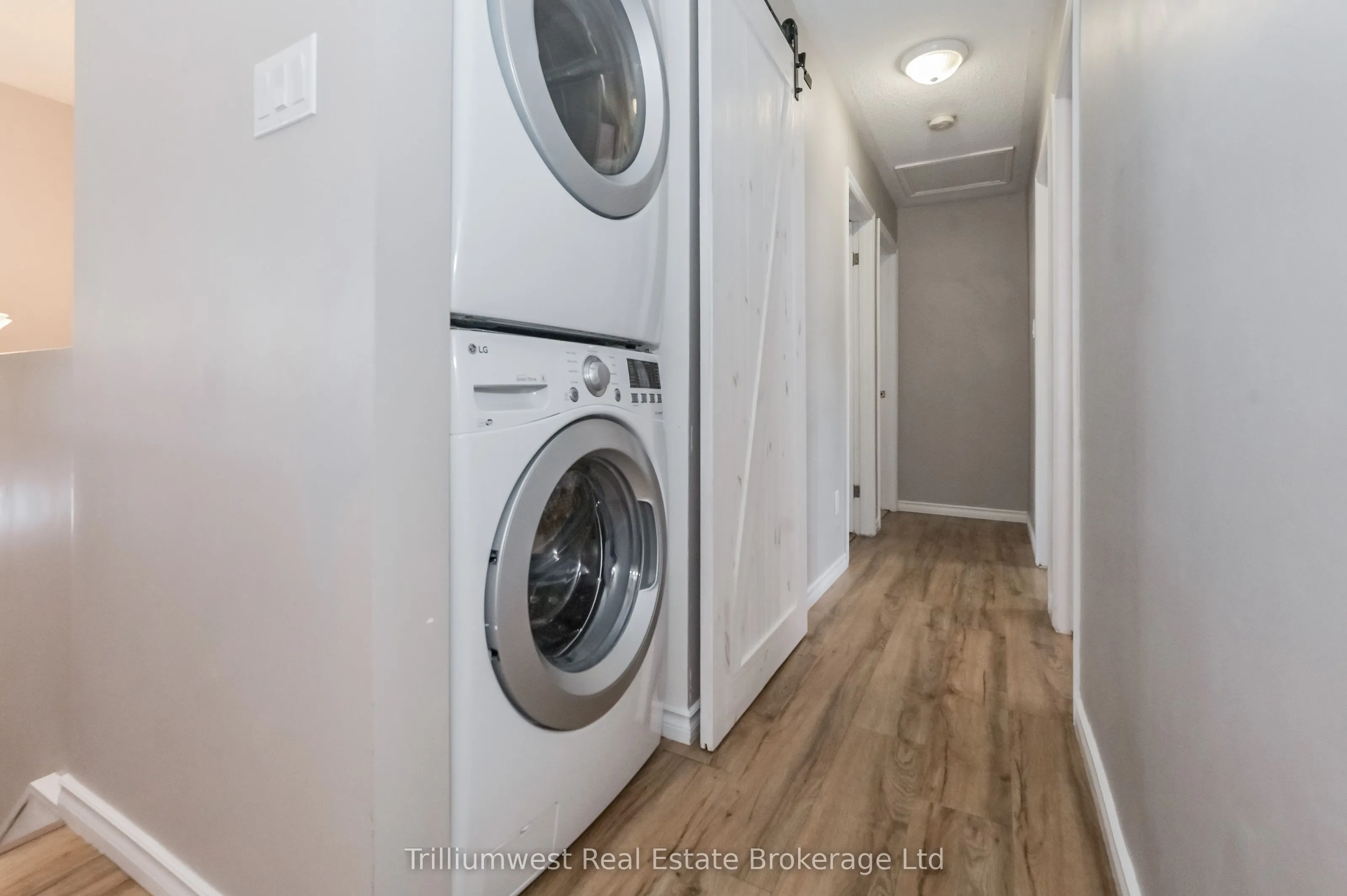350 Wellington Street W