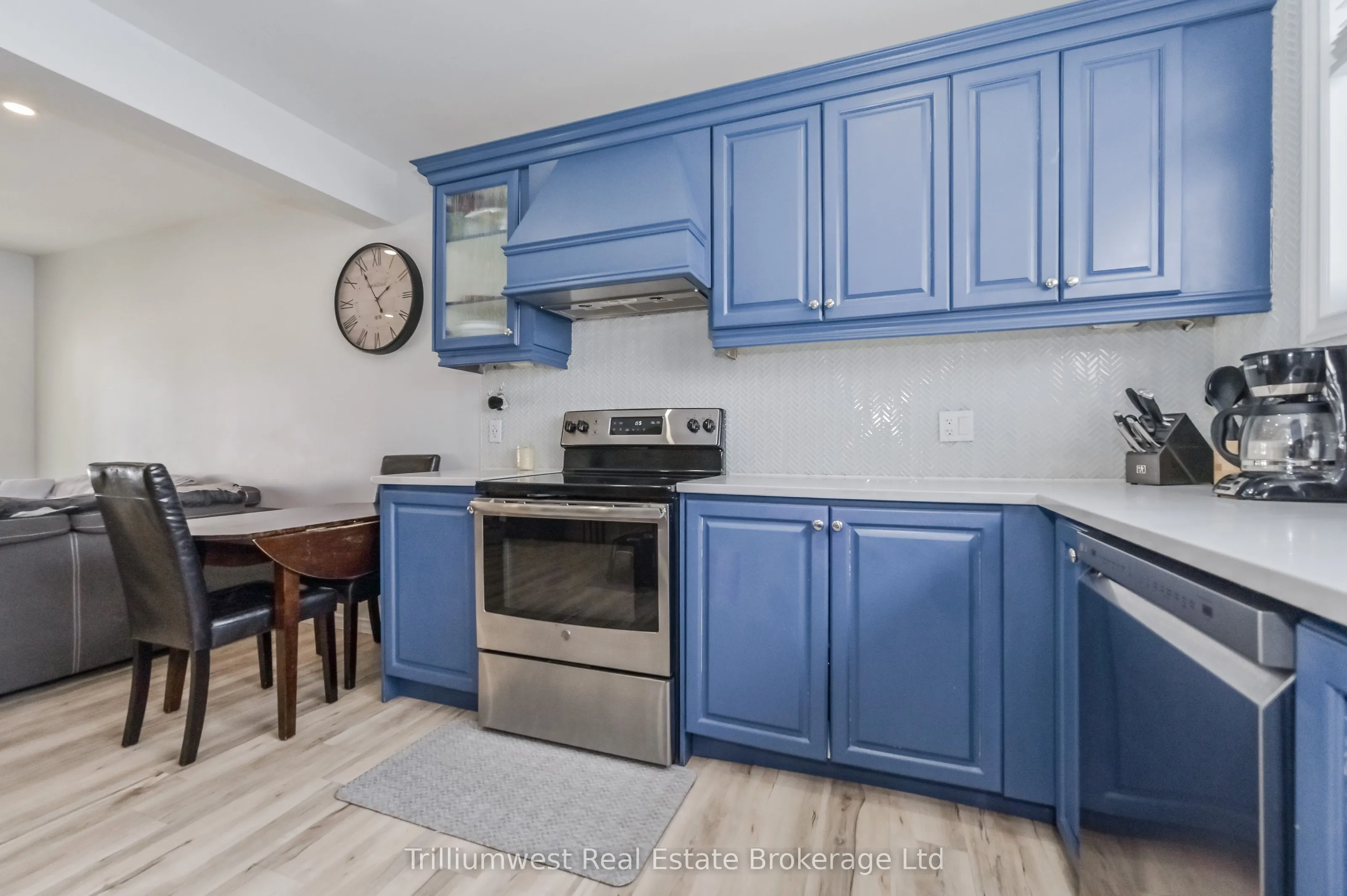 350 Wellington Street W