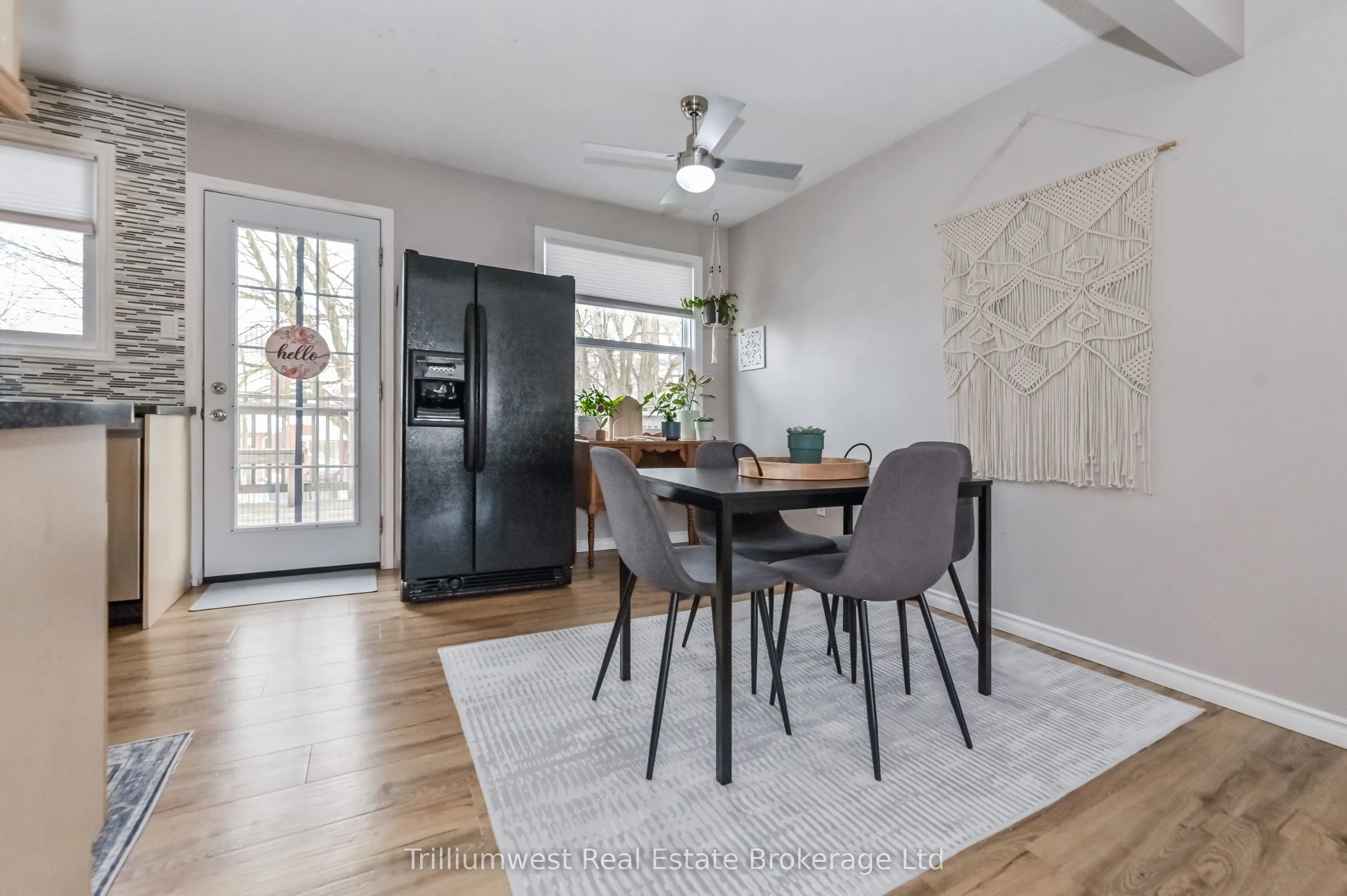 350 Wellington Street W
