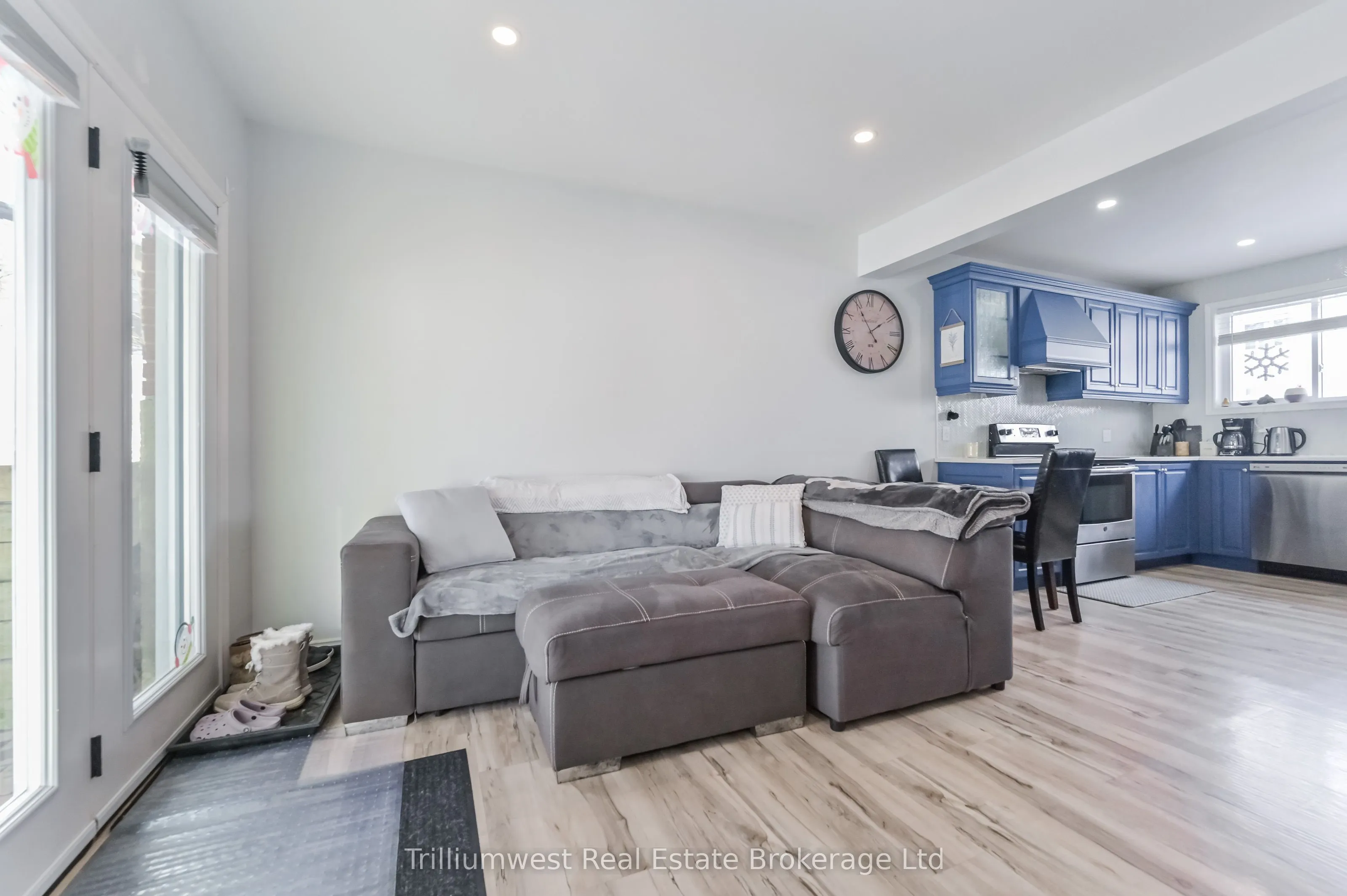 350 Wellington Street W