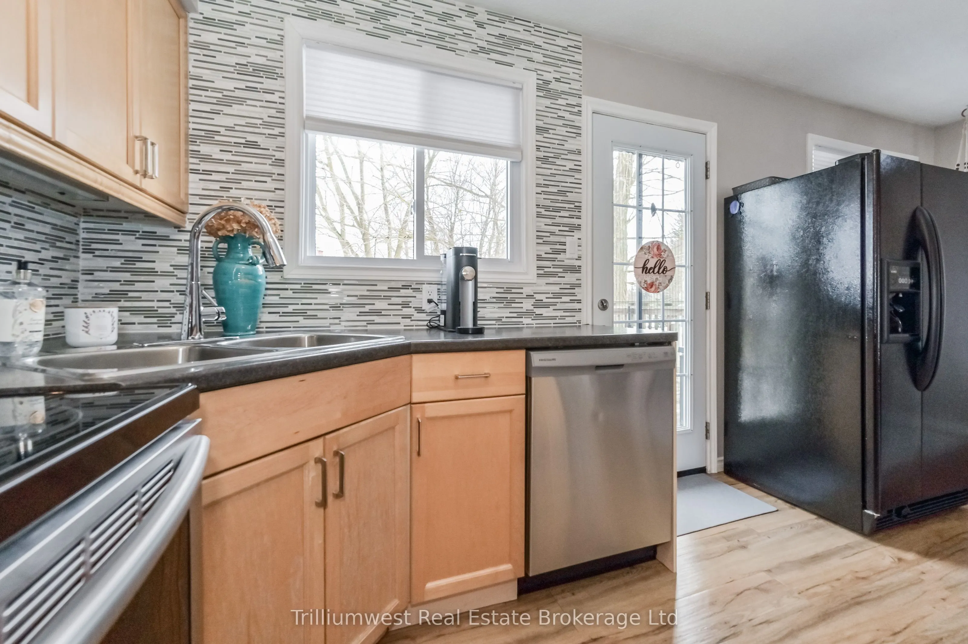 350 Wellington Street W