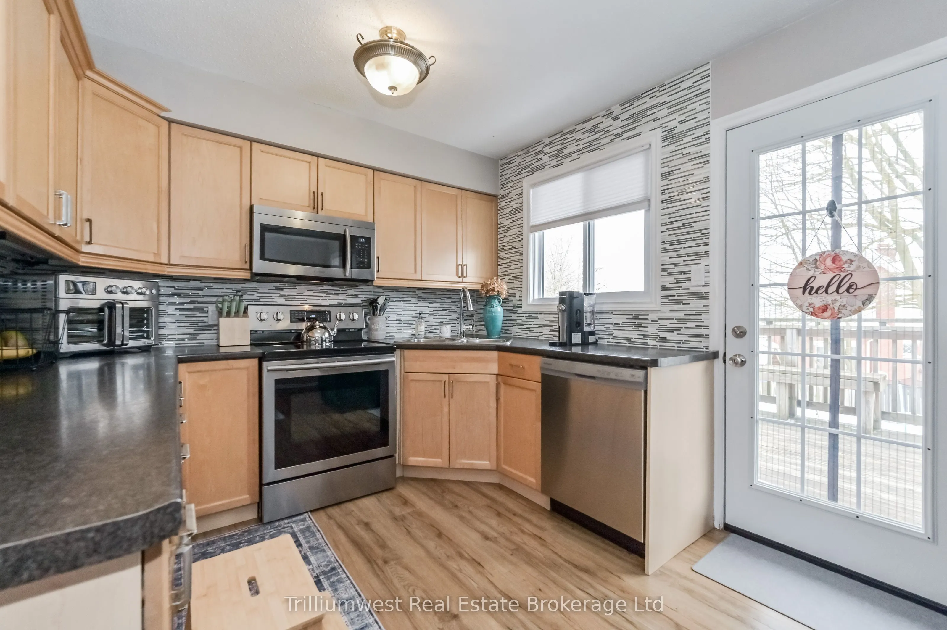 350 Wellington Street W